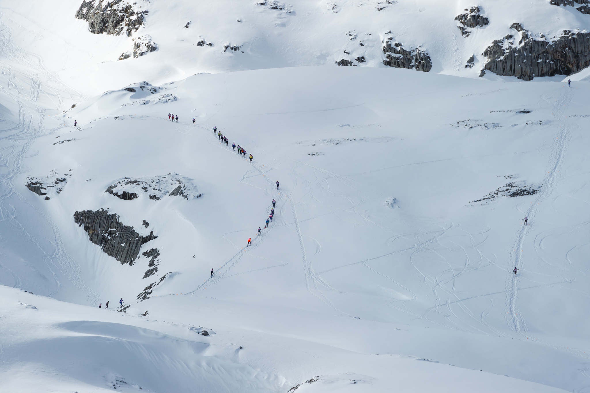 La estación superior del teleférico de Fuente Dé fue el escenario de la VIII edición de la Picos Snow Run, organizada por Picos Xtreme. Un total de 82 participantes corrieron con raquetas de nieve en un circuito de 8,5 kilómetros y 400 metros de desnivel positivo. Lucía Ibáñez y Diego Cotera se coronaron campeones. El ganador de la prueba masculina fue el asturiano Diego Cotera, que cruzó la línea de meta en 0:57:10, tan solo 40 segundos antes que el cántabro Marcos Santiago, quien se alzaría con el cetro cántabro de la especialidad. Javier Peña se subió al tercer cajón con un tiempo de 0:58:33. En la categoría femenina, Lucía Ibáñez revalidó el título de Campeona de Cantabria 2020 ganando con solvencia en un tiempo de 1:04:30. Ana M Pilar Cayón quedó en segundo lugar con un tiempo de 1:16:36, mientras que Asun Ochoa cerraría el pódium con una marca de 1:17:40. Tras las pruebas oficiales se celebró una raquetada nocturna no competitiva en la que participaron más de 300 personas. 