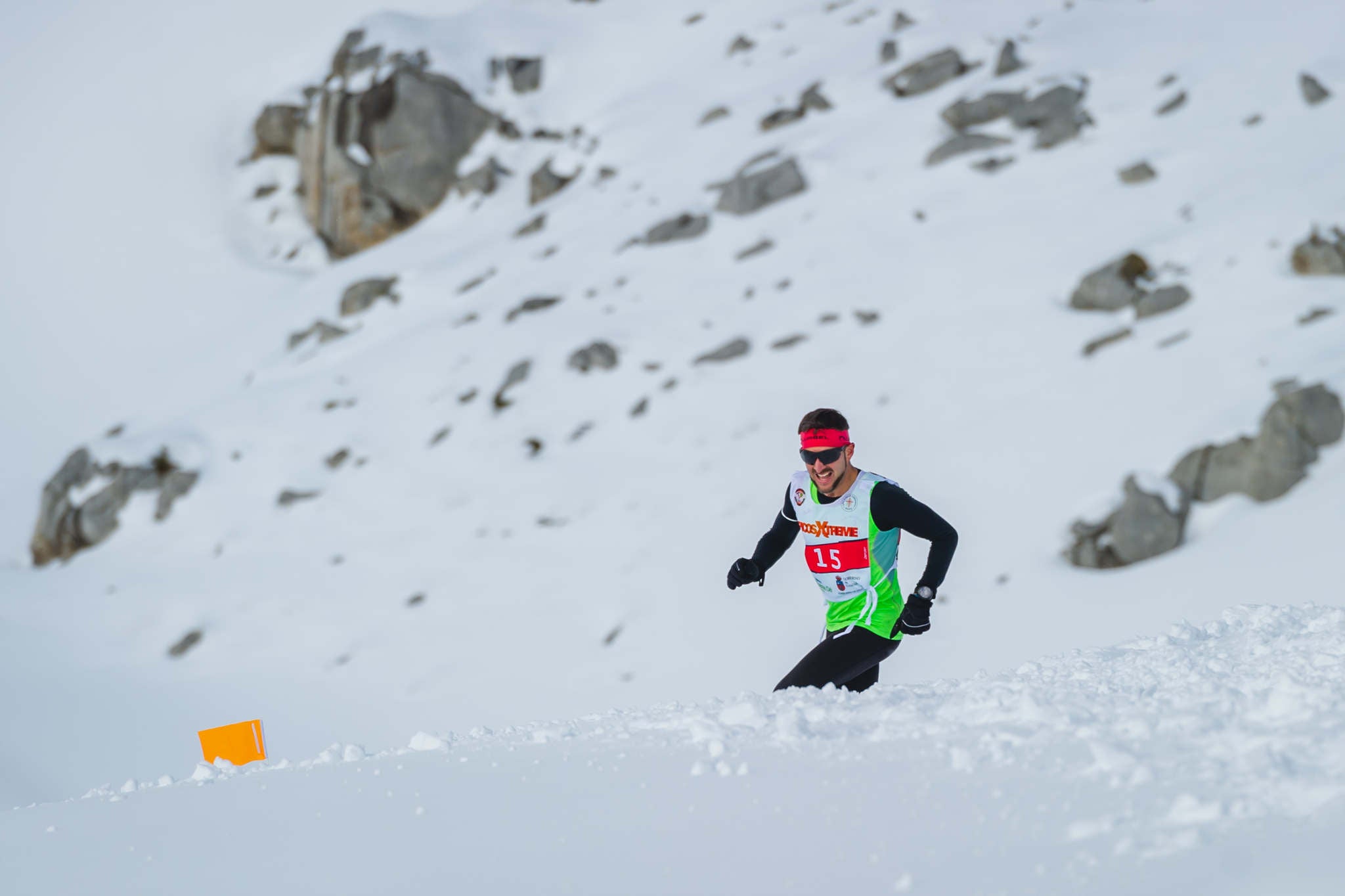 La estación superior del teleférico de Fuente Dé fue el escenario de la VIII edición de la Picos Snow Run, organizada por Picos Xtreme. Un total de 82 participantes corrieron con raquetas de nieve en un circuito de 8,5 kilómetros y 400 metros de desnivel positivo. Lucía Ibáñez y Diego Cotera se coronaron campeones. El ganador de la prueba masculina fue el asturiano Diego Cotera, que cruzó la línea de meta en 0:57:10, tan solo 40 segundos antes que el cántabro Marcos Santiago, quien se alzaría con el cetro cántabro de la especialidad. Javier Peña se subió al tercer cajón con un tiempo de 0:58:33. En la categoría femenina, Lucía Ibáñez revalidó el título de Campeona de Cantabria 2020 ganando con solvencia en un tiempo de 1:04:30. Ana M Pilar Cayón quedó en segundo lugar con un tiempo de 1:16:36, mientras que Asun Ochoa cerraría el pódium con una marca de 1:17:40. Tras las pruebas oficiales se celebró una raquetada nocturna no competitiva en la que participaron más de 300 personas. 