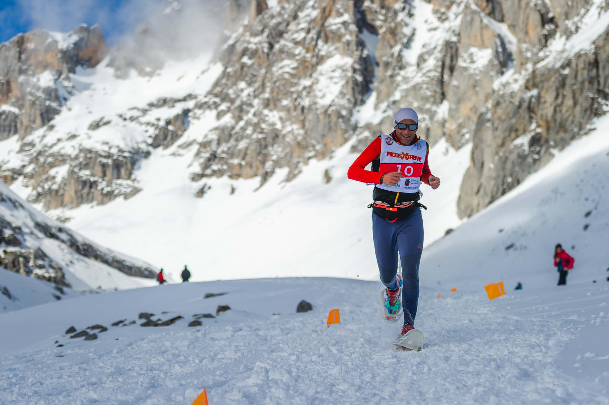 La estación superior del teleférico de Fuente Dé fue el escenario de la VIII edición de la Picos Snow Run, organizada por Picos Xtreme. Un total de 82 participantes corrieron con raquetas de nieve en un circuito de 8,5 kilómetros y 400 metros de desnivel positivo. Lucía Ibáñez y Diego Cotera se coronaron campeones. El ganador de la prueba masculina fue el asturiano Diego Cotera, que cruzó la línea de meta en 0:57:10, tan solo 40 segundos antes que el cántabro Marcos Santiago, quien se alzaría con el cetro cántabro de la especialidad. Javier Peña se subió al tercer cajón con un tiempo de 0:58:33. En la categoría femenina, Lucía Ibáñez revalidó el título de Campeona de Cantabria 2020 ganando con solvencia en un tiempo de 1:04:30. Ana M Pilar Cayón quedó en segundo lugar con un tiempo de 1:16:36, mientras que Asun Ochoa cerraría el pódium con una marca de 1:17:40. Tras las pruebas oficiales se celebró una raquetada nocturna no competitiva en la que participaron más de 300 personas. 