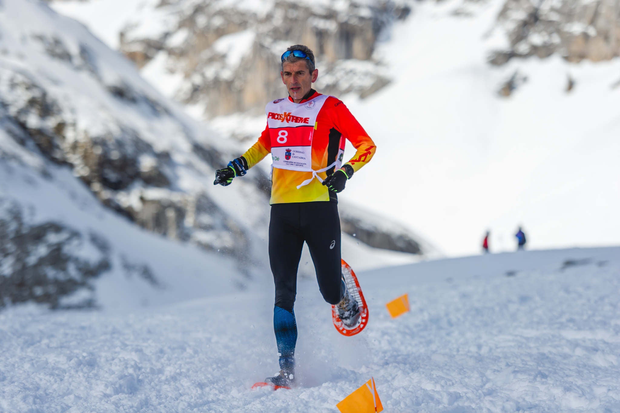 La estación superior del teleférico de Fuente Dé fue el escenario de la VIII edición de la Picos Snow Run, organizada por Picos Xtreme. Un total de 82 participantes corrieron con raquetas de nieve en un circuito de 8,5 kilómetros y 400 metros de desnivel positivo. Lucía Ibáñez y Diego Cotera se coronaron campeones. El ganador de la prueba masculina fue el asturiano Diego Cotera, que cruzó la línea de meta en 0:57:10, tan solo 40 segundos antes que el cántabro Marcos Santiago, quien se alzaría con el cetro cántabro de la especialidad. Javier Peña se subió al tercer cajón con un tiempo de 0:58:33. En la categoría femenina, Lucía Ibáñez revalidó el título de Campeona de Cantabria 2020 ganando con solvencia en un tiempo de 1:04:30. Ana M Pilar Cayón quedó en segundo lugar con un tiempo de 1:16:36, mientras que Asun Ochoa cerraría el pódium con una marca de 1:17:40. Tras las pruebas oficiales se celebró una raquetada nocturna no competitiva en la que participaron más de 300 personas. 