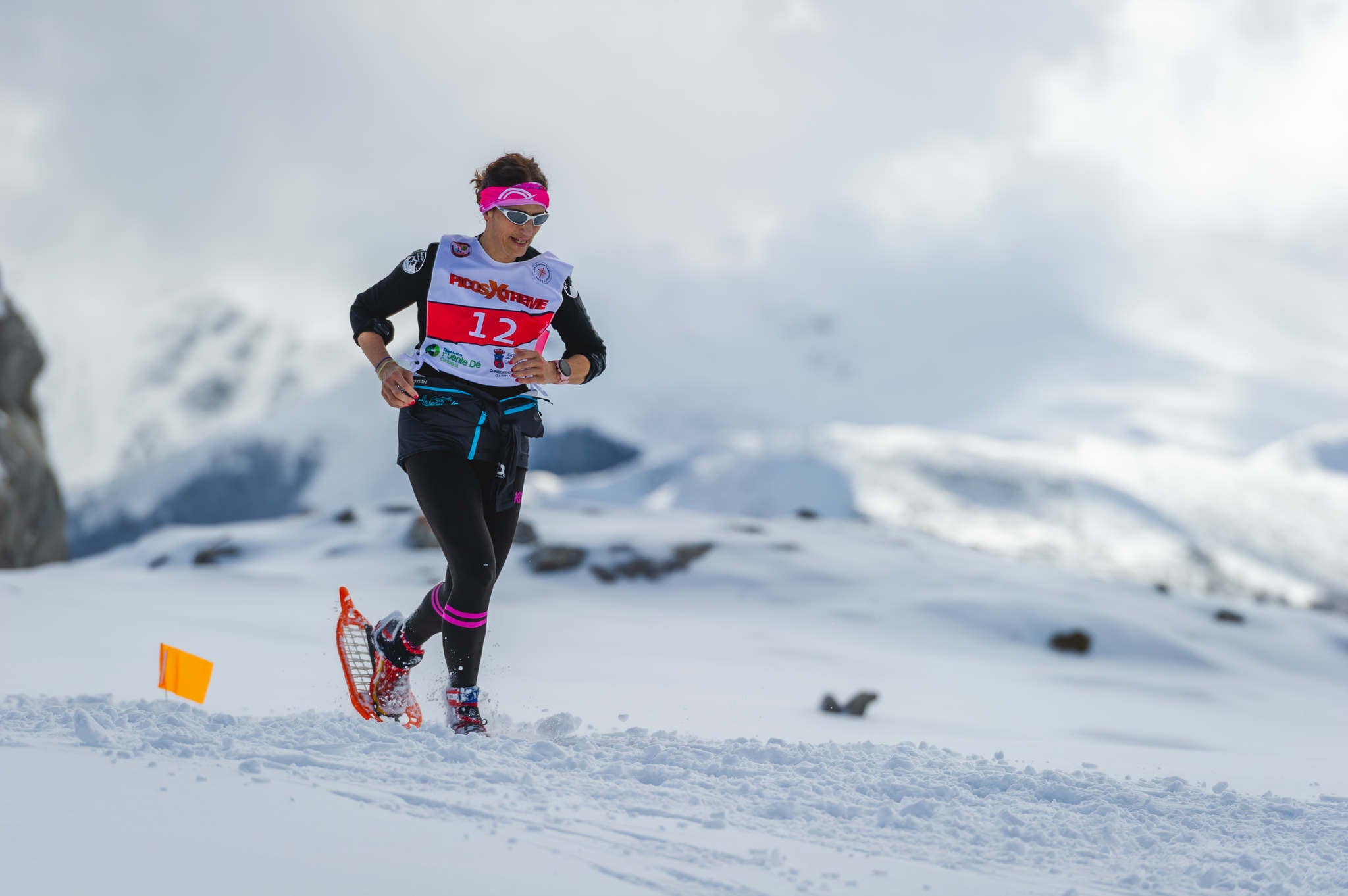 La estación superior del teleférico de Fuente Dé fue el escenario de la VIII edición de la Picos Snow Run, organizada por Picos Xtreme. Un total de 82 participantes corrieron con raquetas de nieve en un circuito de 8,5 kilómetros y 400 metros de desnivel positivo. Lucía Ibáñez y Diego Cotera se coronaron campeones. El ganador de la prueba masculina fue el asturiano Diego Cotera, que cruzó la línea de meta en 0:57:10, tan solo 40 segundos antes que el cántabro Marcos Santiago, quien se alzaría con el cetro cántabro de la especialidad. Javier Peña se subió al tercer cajón con un tiempo de 0:58:33. En la categoría femenina, Lucía Ibáñez revalidó el título de Campeona de Cantabria 2020 ganando con solvencia en un tiempo de 1:04:30. Ana M Pilar Cayón quedó en segundo lugar con un tiempo de 1:16:36, mientras que Asun Ochoa cerraría el pódium con una marca de 1:17:40. Tras las pruebas oficiales se celebró una raquetada nocturna no competitiva en la que participaron más de 300 personas. 