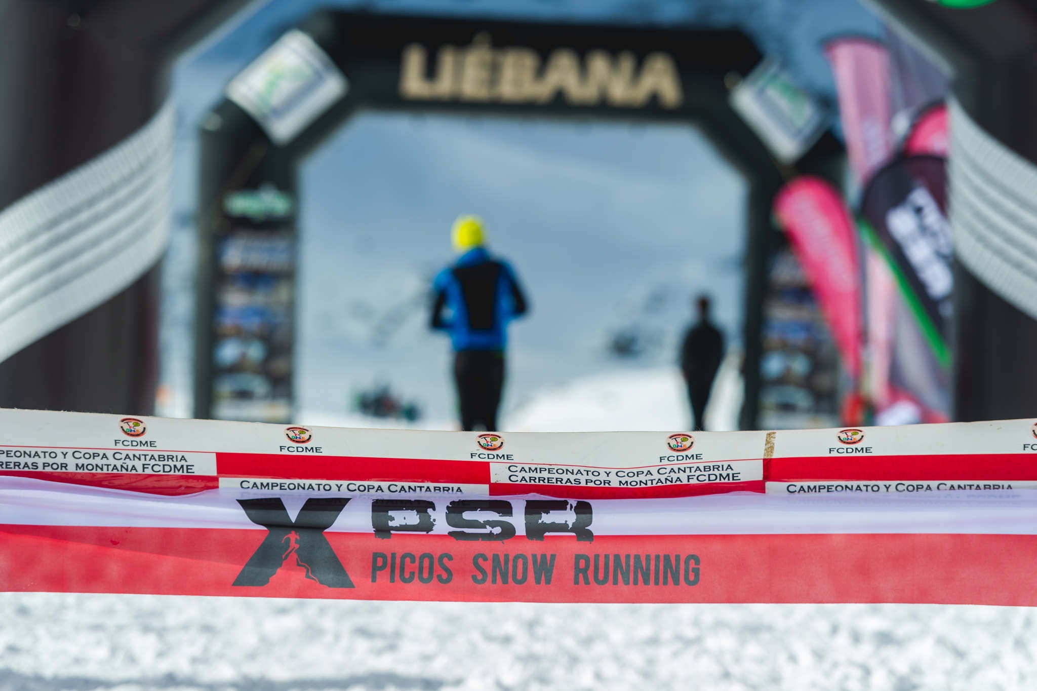 La estación superior del teleférico de Fuente Dé fue el escenario de la VIII edición de la Picos Snow Run, organizada por Picos Xtreme. Un total de 82 participantes corrieron con raquetas de nieve en un circuito de 8,5 kilómetros y 400 metros de desnivel positivo. Lucía Ibáñez y Diego Cotera se coronaron campeones. El ganador de la prueba masculina fue el asturiano Diego Cotera, que cruzó la línea de meta en 0:57:10, tan solo 40 segundos antes que el cántabro Marcos Santiago, quien se alzaría con el cetro cántabro de la especialidad. Javier Peña se subió al tercer cajón con un tiempo de 0:58:33. En la categoría femenina, Lucía Ibáñez revalidó el título de Campeona de Cantabria 2020 ganando con solvencia en un tiempo de 1:04:30. Ana M Pilar Cayón quedó en segundo lugar con un tiempo de 1:16:36, mientras que Asun Ochoa cerraría el pódium con una marca de 1:17:40. Tras las pruebas oficiales se celebró una raquetada nocturna no competitiva en la que participaron más de 300 personas. 