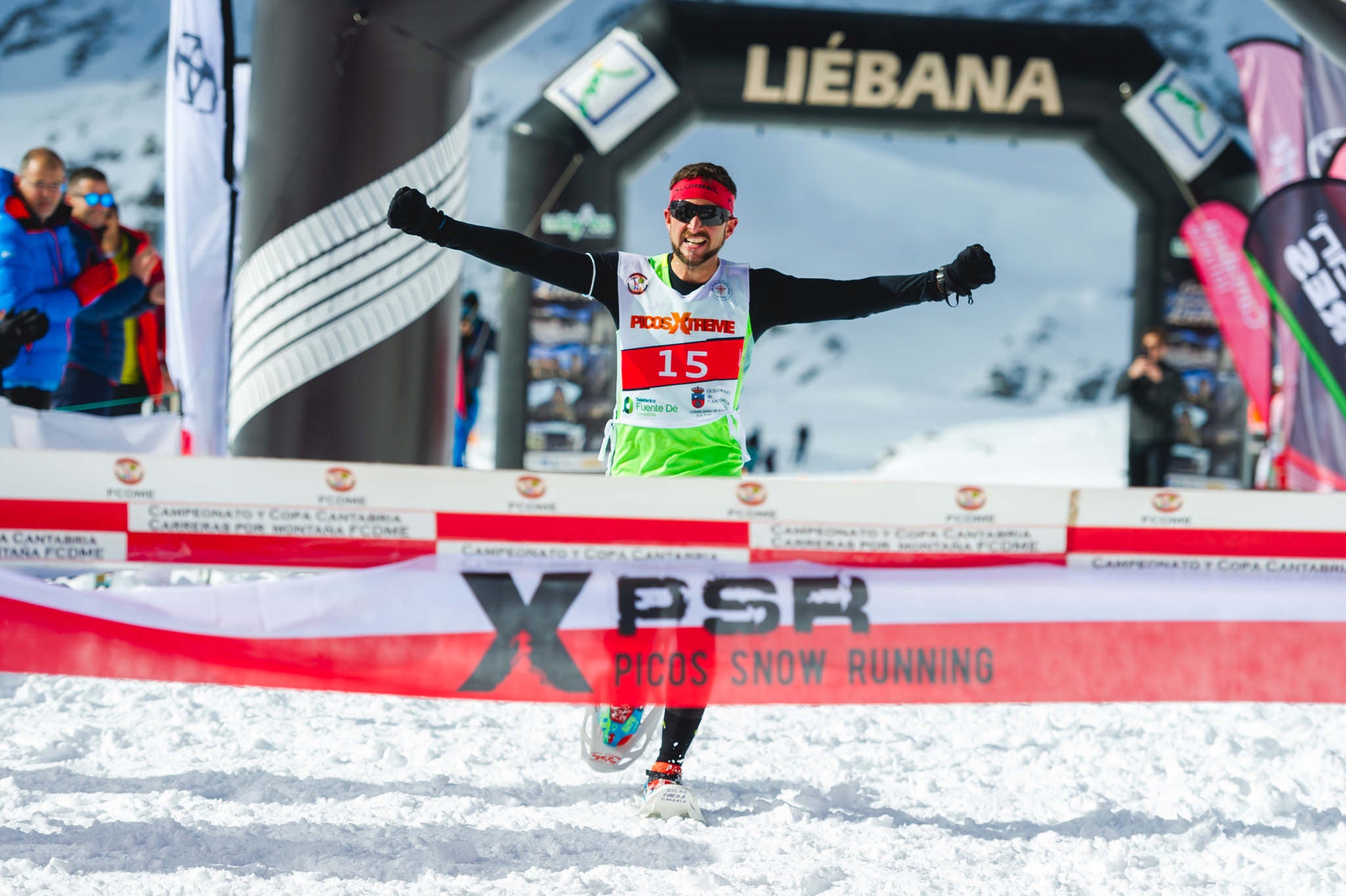 La estación superior del teleférico de Fuente Dé fue el escenario de la VIII edición de la Picos Snow Run, organizada por Picos Xtreme. Un total de 82 participantes corrieron con raquetas de nieve en un circuito de 8,5 kilómetros y 400 metros de desnivel positivo. Lucía Ibáñez y Diego Cotera se coronaron campeones. El ganador de la prueba masculina fue el asturiano Diego Cotera, que cruzó la línea de meta en 0:57:10, tan solo 40 segundos antes que el cántabro Marcos Santiago, quien se alzaría con el cetro cántabro de la especialidad. Javier Peña se subió al tercer cajón con un tiempo de 0:58:33. En la categoría femenina, Lucía Ibáñez revalidó el título de Campeona de Cantabria 2020 ganando con solvencia en un tiempo de 1:04:30. Ana M Pilar Cayón quedó en segundo lugar con un tiempo de 1:16:36, mientras que Asun Ochoa cerraría el pódium con una marca de 1:17:40. Tras las pruebas oficiales se celebró una raquetada nocturna no competitiva en la que participaron más de 300 personas. 