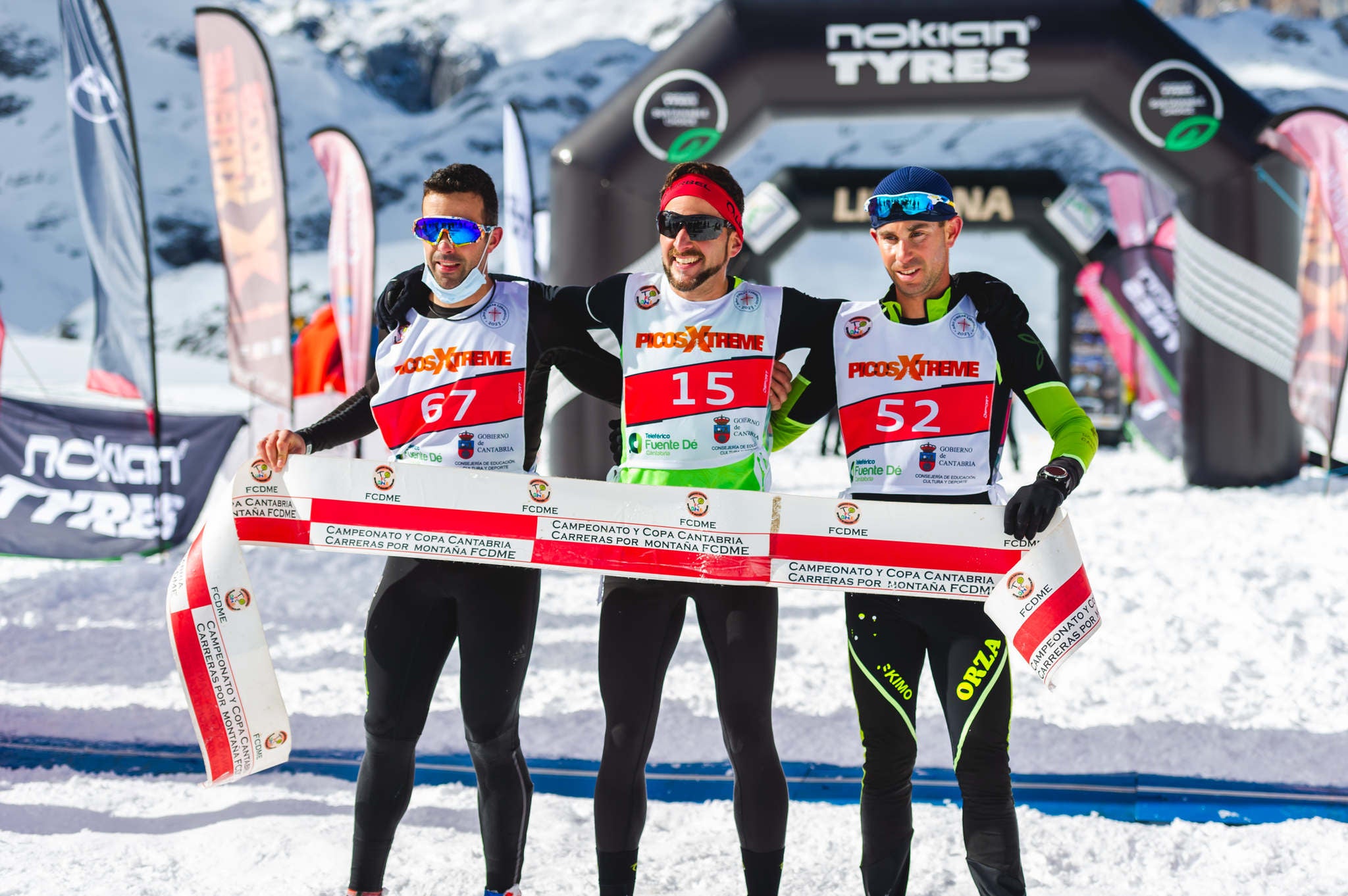 La estación superior del teleférico de Fuente Dé fue el escenario de la VIII edición de la Picos Snow Run, organizada por Picos Xtreme. Un total de 82 participantes corrieron con raquetas de nieve en un circuito de 8,5 kilómetros y 400 metros de desnivel positivo. Lucía Ibáñez y Diego Cotera se coronaron campeones. El ganador de la prueba masculina fue el asturiano Diego Cotera, que cruzó la línea de meta en 0:57:10, tan solo 40 segundos antes que el cántabro Marcos Santiago, quien se alzaría con el cetro cántabro de la especialidad. Javier Peña se subió al tercer cajón con un tiempo de 0:58:33. En la categoría femenina, Lucía Ibáñez revalidó el título de Campeona de Cantabria 2020 ganando con solvencia en un tiempo de 1:04:30. Ana M Pilar Cayón quedó en segundo lugar con un tiempo de 1:16:36, mientras que Asun Ochoa cerraría el pódium con una marca de 1:17:40. Tras las pruebas oficiales se celebró una raquetada nocturna no competitiva en la que participaron más de 300 personas. 