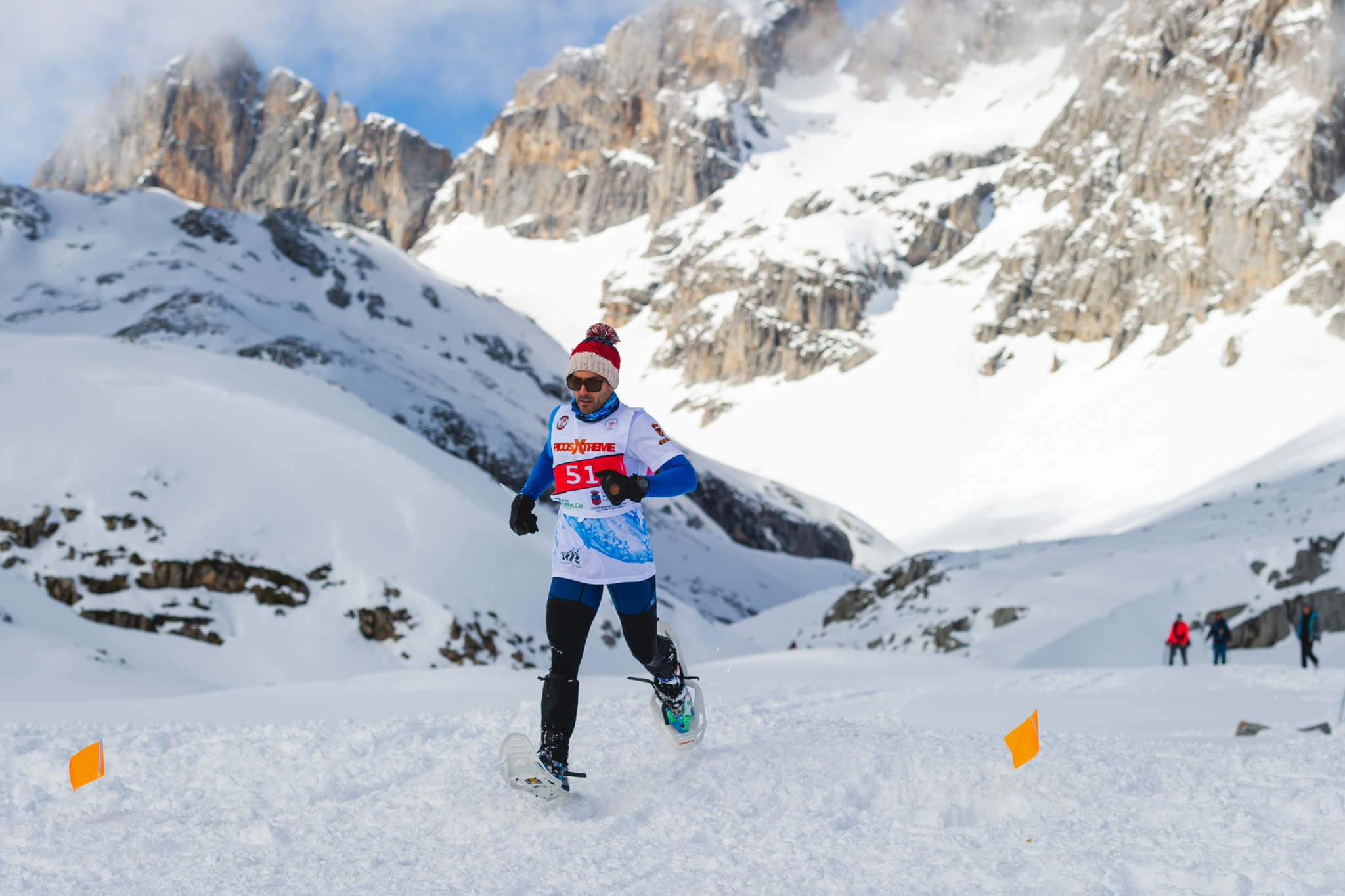 La estación superior del teleférico de Fuente Dé fue el escenario de la VIII edición de la Picos Snow Run, organizada por Picos Xtreme. Un total de 82 participantes corrieron con raquetas de nieve en un circuito de 8,5 kilómetros y 400 metros de desnivel positivo. Lucía Ibáñez y Diego Cotera se coronaron campeones. El ganador de la prueba masculina fue el asturiano Diego Cotera, que cruzó la línea de meta en 0:57:10, tan solo 40 segundos antes que el cántabro Marcos Santiago, quien se alzaría con el cetro cántabro de la especialidad. Javier Peña se subió al tercer cajón con un tiempo de 0:58:33. En la categoría femenina, Lucía Ibáñez revalidó el título de Campeona de Cantabria 2020 ganando con solvencia en un tiempo de 1:04:30. Ana M Pilar Cayón quedó en segundo lugar con un tiempo de 1:16:36, mientras que Asun Ochoa cerraría el pódium con una marca de 1:17:40. Tras las pruebas oficiales se celebró una raquetada nocturna no competitiva en la que participaron más de 300 personas. 