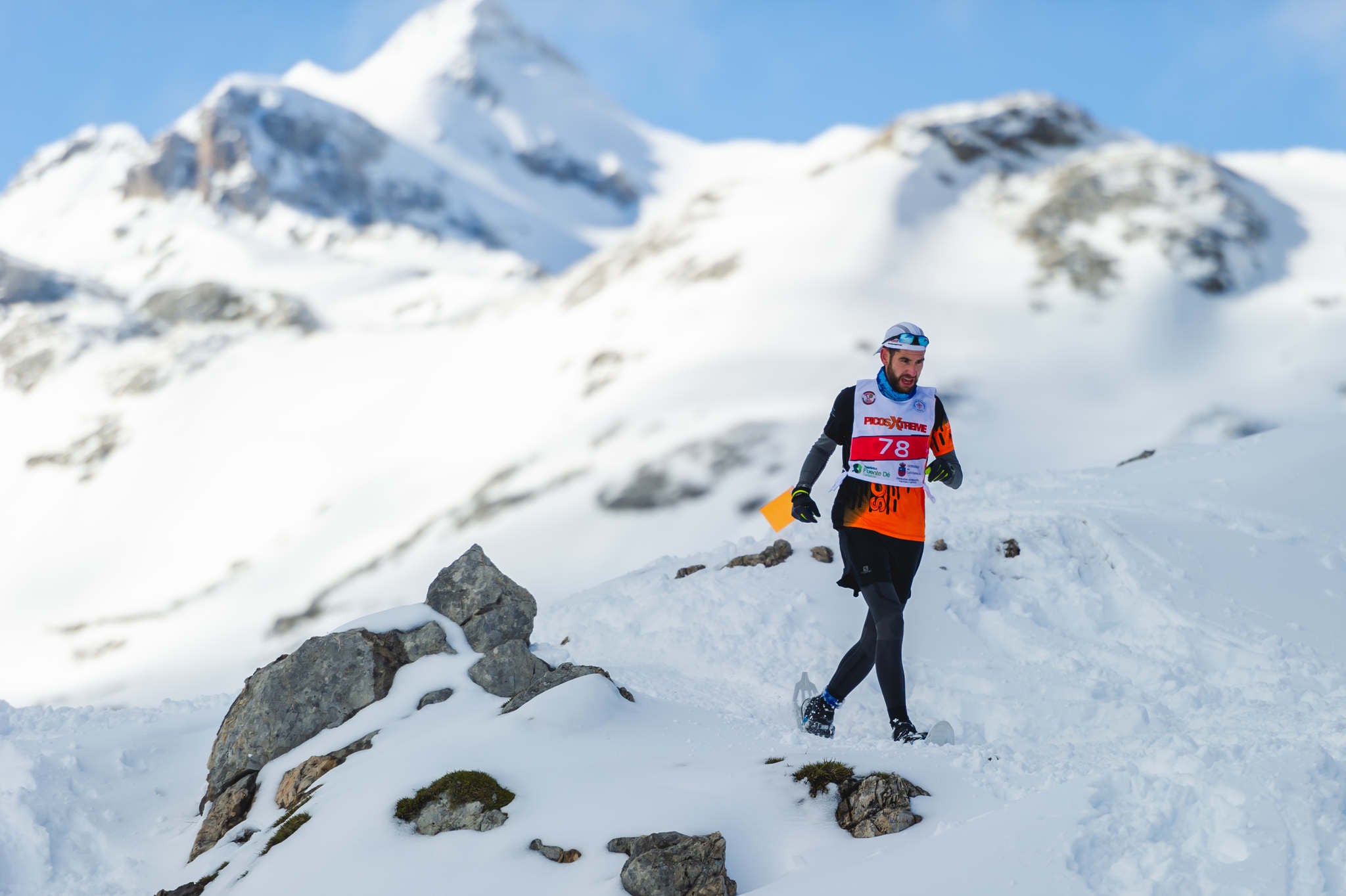 La estación superior del teleférico de Fuente Dé fue el escenario de la VIII edición de la Picos Snow Run, organizada por Picos Xtreme. Un total de 82 participantes corrieron con raquetas de nieve en un circuito de 8,5 kilómetros y 400 metros de desnivel positivo. Lucía Ibáñez y Diego Cotera se coronaron campeones. El ganador de la prueba masculina fue el asturiano Diego Cotera, que cruzó la línea de meta en 0:57:10, tan solo 40 segundos antes que el cántabro Marcos Santiago, quien se alzaría con el cetro cántabro de la especialidad. Javier Peña se subió al tercer cajón con un tiempo de 0:58:33. En la categoría femenina, Lucía Ibáñez revalidó el título de Campeona de Cantabria 2020 ganando con solvencia en un tiempo de 1:04:30. Ana M Pilar Cayón quedó en segundo lugar con un tiempo de 1:16:36, mientras que Asun Ochoa cerraría el pódium con una marca de 1:17:40. Tras las pruebas oficiales se celebró una raquetada nocturna no competitiva en la que participaron más de 300 personas. 