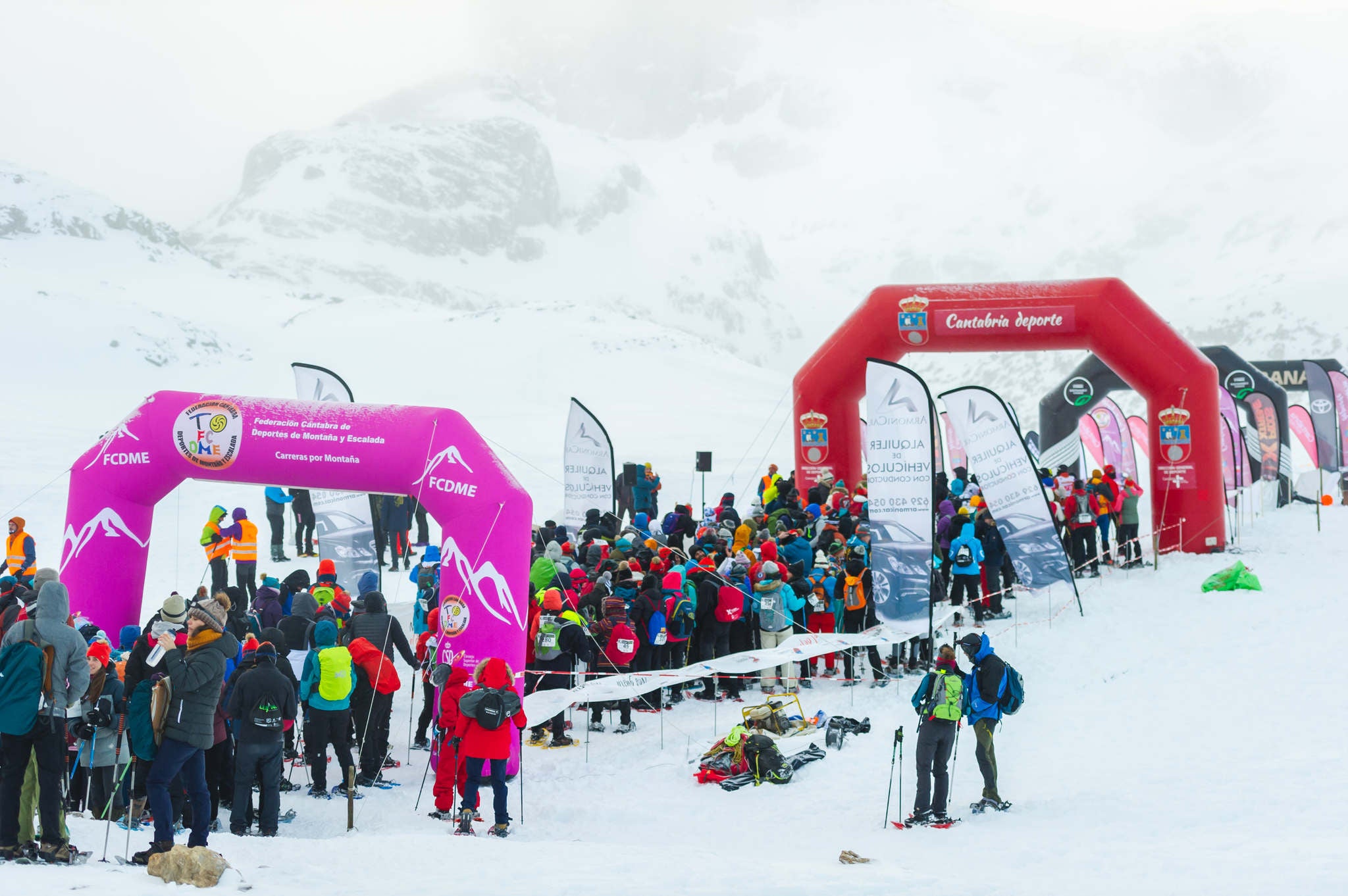 La estación superior del teleférico de Fuente Dé fue el escenario de la VIII edición de la Picos Snow Run, organizada por Picos Xtreme. Un total de 82 participantes corrieron con raquetas de nieve en un circuito de 8,5 kilómetros y 400 metros de desnivel positivo. Lucía Ibáñez y Diego Cotera se coronaron campeones. El ganador de la prueba masculina fue el asturiano Diego Cotera, que cruzó la línea de meta en 0:57:10, tan solo 40 segundos antes que el cántabro Marcos Santiago, quien se alzaría con el cetro cántabro de la especialidad. Javier Peña se subió al tercer cajón con un tiempo de 0:58:33. En la categoría femenina, Lucía Ibáñez revalidó el título de Campeona de Cantabria 2020 ganando con solvencia en un tiempo de 1:04:30. Ana M Pilar Cayón quedó en segundo lugar con un tiempo de 1:16:36, mientras que Asun Ochoa cerraría el pódium con una marca de 1:17:40. Tras las pruebas oficiales se celebró una raquetada nocturna no competitiva en la que participaron más de 300 personas. 