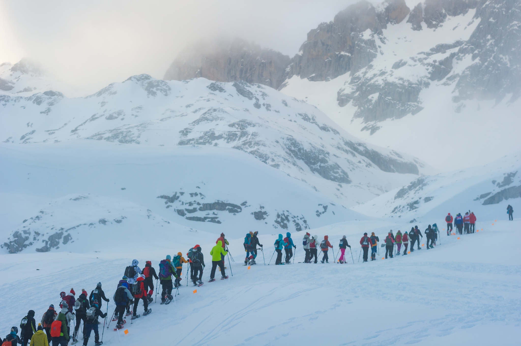 La estación superior del teleférico de Fuente Dé fue el escenario de la VIII edición de la Picos Snow Run, organizada por Picos Xtreme. Un total de 82 participantes corrieron con raquetas de nieve en un circuito de 8,5 kilómetros y 400 metros de desnivel positivo. Lucía Ibáñez y Diego Cotera se coronaron campeones. El ganador de la prueba masculina fue el asturiano Diego Cotera, que cruzó la línea de meta en 0:57:10, tan solo 40 segundos antes que el cántabro Marcos Santiago, quien se alzaría con el cetro cántabro de la especialidad. Javier Peña se subió al tercer cajón con un tiempo de 0:58:33. En la categoría femenina, Lucía Ibáñez revalidó el título de Campeona de Cantabria 2020 ganando con solvencia en un tiempo de 1:04:30. Ana M Pilar Cayón quedó en segundo lugar con un tiempo de 1:16:36, mientras que Asun Ochoa cerraría el pódium con una marca de 1:17:40. Tras las pruebas oficiales se celebró una raquetada nocturna no competitiva en la que participaron más de 300 personas. 