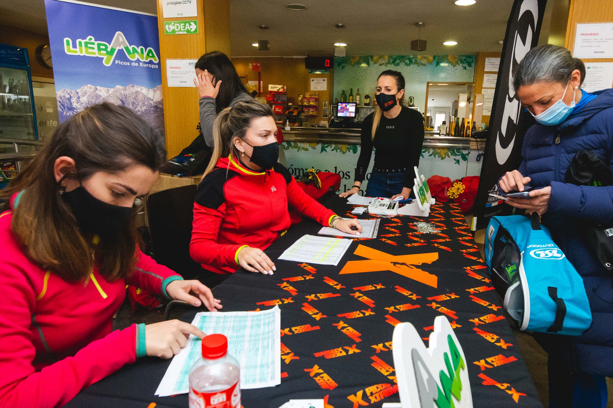 La estación superior del teleférico de Fuente Dé fue el escenario de la VIII edición de la Picos Snow Run, organizada por Picos Xtreme. Un total de 82 participantes corrieron con raquetas de nieve en un circuito de 8,5 kilómetros y 400 metros de desnivel positivo. Lucía Ibáñez y Diego Cotera se coronaron campeones. El ganador de la prueba masculina fue el asturiano Diego Cotera, que cruzó la línea de meta en 0:57:10, tan solo 40 segundos antes que el cántabro Marcos Santiago, quien se alzaría con el cetro cántabro de la especialidad. Javier Peña se subió al tercer cajón con un tiempo de 0:58:33. En la categoría femenina, Lucía Ibáñez revalidó el título de Campeona de Cantabria 2020 ganando con solvencia en un tiempo de 1:04:30. Ana M Pilar Cayón quedó en segundo lugar con un tiempo de 1:16:36, mientras que Asun Ochoa cerraría el pódium con una marca de 1:17:40. Tras las pruebas oficiales se celebró una raquetada nocturna no competitiva en la que participaron más de 300 personas. 