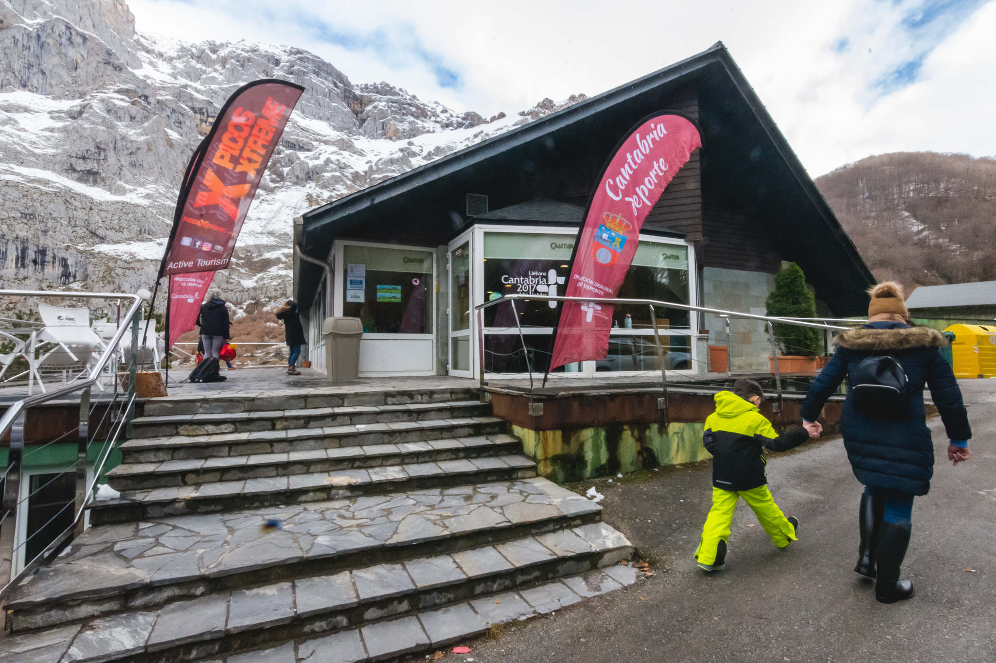 La estación superior del teleférico de Fuente Dé fue el escenario de la VIII edición de la Picos Snow Run, organizada por Picos Xtreme. Un total de 82 participantes corrieron con raquetas de nieve en un circuito de 8,5 kilómetros y 400 metros de desnivel positivo. Lucía Ibáñez y Diego Cotera se coronaron campeones. El ganador de la prueba masculina fue el asturiano Diego Cotera, que cruzó la línea de meta en 0:57:10, tan solo 40 segundos antes que el cántabro Marcos Santiago, quien se alzaría con el cetro cántabro de la especialidad. Javier Peña se subió al tercer cajón con un tiempo de 0:58:33. En la categoría femenina, Lucía Ibáñez revalidó el título de Campeona de Cantabria 2020 ganando con solvencia en un tiempo de 1:04:30. Ana M Pilar Cayón quedó en segundo lugar con un tiempo de 1:16:36, mientras que Asun Ochoa cerraría el pódium con una marca de 1:17:40. Tras las pruebas oficiales se celebró una raquetada nocturna no competitiva en la que participaron más de 300 personas. 