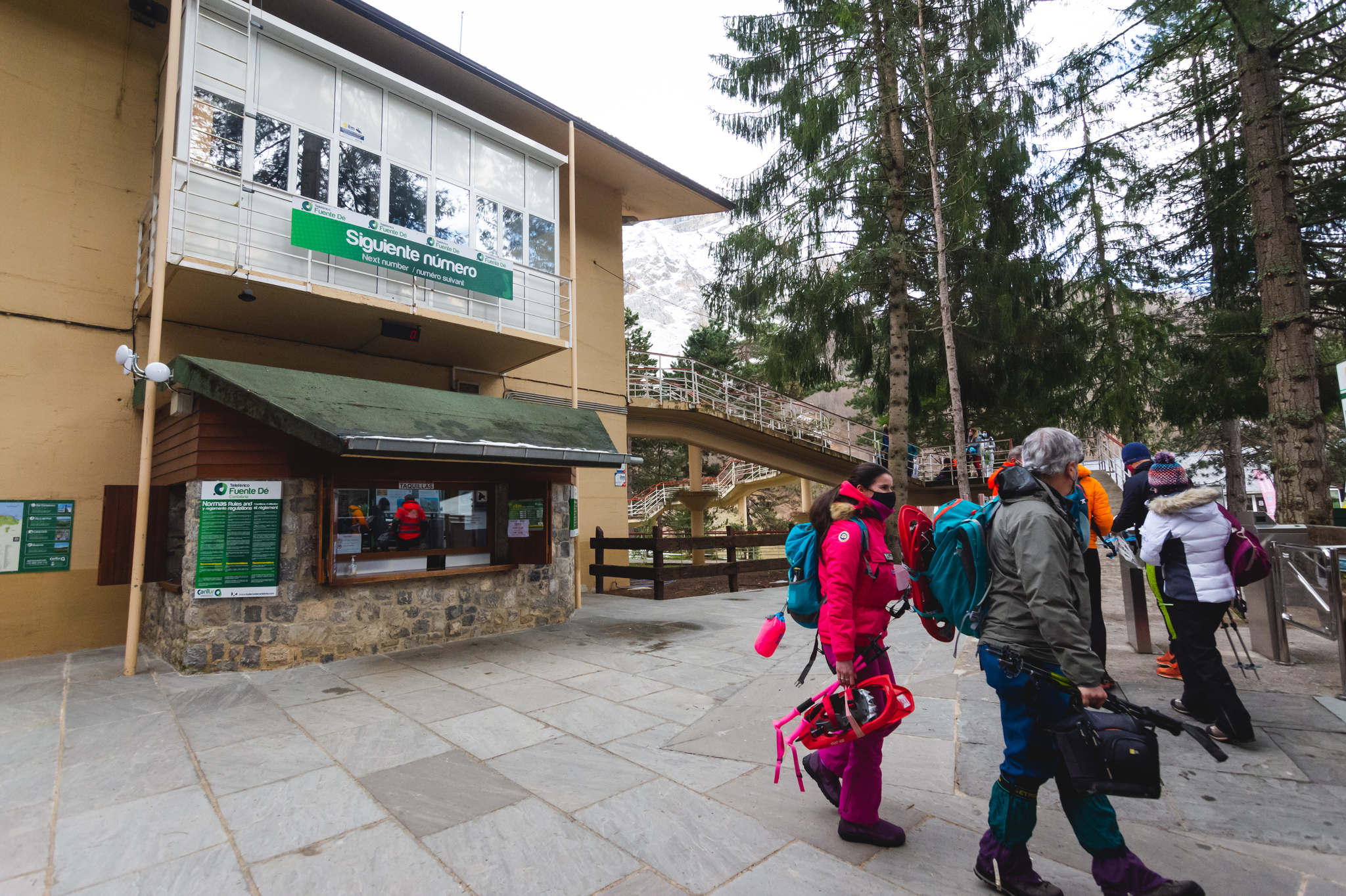 La estación superior del teleférico de Fuente Dé fue el escenario de la VIII edición de la Picos Snow Run, organizada por Picos Xtreme. Un total de 82 participantes corrieron con raquetas de nieve en un circuito de 8,5 kilómetros y 400 metros de desnivel positivo. Lucía Ibáñez y Diego Cotera se coronaron campeones. El ganador de la prueba masculina fue el asturiano Diego Cotera, que cruzó la línea de meta en 0:57:10, tan solo 40 segundos antes que el cántabro Marcos Santiago, quien se alzaría con el cetro cántabro de la especialidad. Javier Peña se subió al tercer cajón con un tiempo de 0:58:33. En la categoría femenina, Lucía Ibáñez revalidó el título de Campeona de Cantabria 2020 ganando con solvencia en un tiempo de 1:04:30. Ana M Pilar Cayón quedó en segundo lugar con un tiempo de 1:16:36, mientras que Asun Ochoa cerraría el pódium con una marca de 1:17:40. Tras las pruebas oficiales se celebró una raquetada nocturna no competitiva en la que participaron más de 300 personas. 