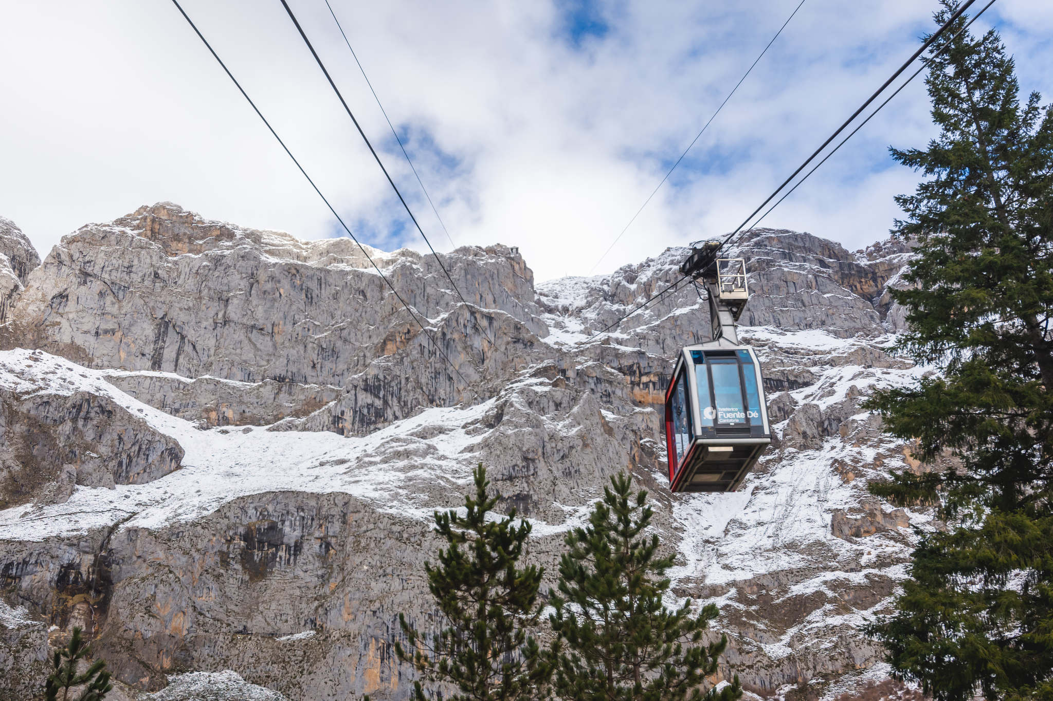 La estación superior del teleférico de Fuente Dé fue el escenario de la VIII edición de la Picos Snow Run, organizada por Picos Xtreme. Un total de 82 participantes corrieron con raquetas de nieve en un circuito de 8,5 kilómetros y 400 metros de desnivel positivo. Lucía Ibáñez y Diego Cotera se coronaron campeones. El ganador de la prueba masculina fue el asturiano Diego Cotera, que cruzó la línea de meta en 0:57:10, tan solo 40 segundos antes que el cántabro Marcos Santiago, quien se alzaría con el cetro cántabro de la especialidad. Javier Peña se subió al tercer cajón con un tiempo de 0:58:33. En la categoría femenina, Lucía Ibáñez revalidó el título de Campeona de Cantabria 2020 ganando con solvencia en un tiempo de 1:04:30. Ana M Pilar Cayón quedó en segundo lugar con un tiempo de 1:16:36, mientras que Asun Ochoa cerraría el pódium con una marca de 1:17:40. Tras las pruebas oficiales se celebró una raquetada nocturna no competitiva en la que participaron más de 300 personas. 