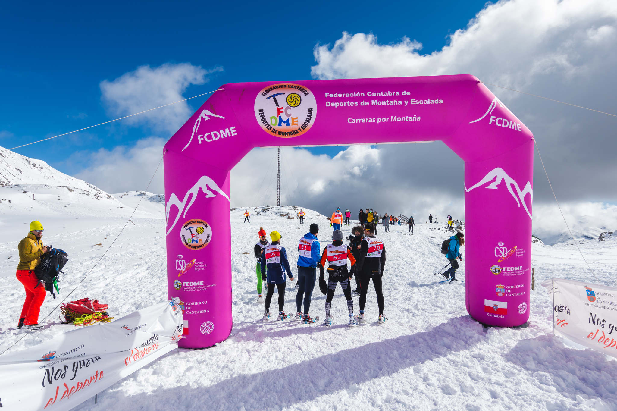 La estación superior del teleférico de Fuente Dé fue el escenario de la VIII edición de la Picos Snow Run, organizada por Picos Xtreme. Un total de 82 participantes corrieron con raquetas de nieve en un circuito de 8,5 kilómetros y 400 metros de desnivel positivo. Lucía Ibáñez y Diego Cotera se coronaron campeones. El ganador de la prueba masculina fue el asturiano Diego Cotera, que cruzó la línea de meta en 0:57:10, tan solo 40 segundos antes que el cántabro Marcos Santiago, quien se alzaría con el cetro cántabro de la especialidad. Javier Peña se subió al tercer cajón con un tiempo de 0:58:33. En la categoría femenina, Lucía Ibáñez revalidó el título de Campeona de Cantabria 2020 ganando con solvencia en un tiempo de 1:04:30. Ana M Pilar Cayón quedó en segundo lugar con un tiempo de 1:16:36, mientras que Asun Ochoa cerraría el pódium con una marca de 1:17:40. Tras las pruebas oficiales se celebró una raquetada nocturna no competitiva en la que participaron más de 300 personas. 