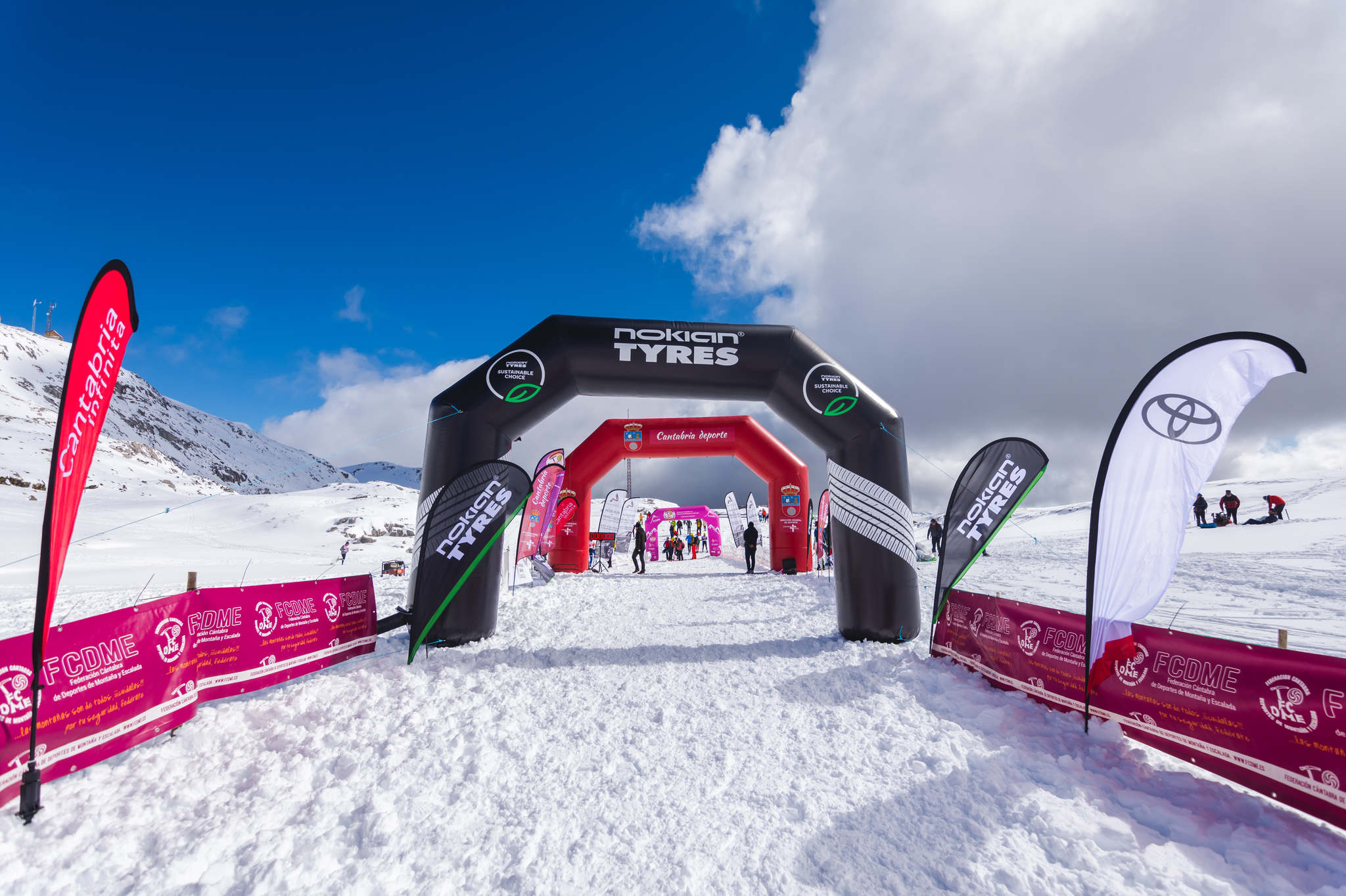 La estación superior del teleférico de Fuente Dé fue el escenario de la VIII edición de la Picos Snow Run, organizada por Picos Xtreme. Un total de 82 participantes corrieron con raquetas de nieve en un circuito de 8,5 kilómetros y 400 metros de desnivel positivo. Lucía Ibáñez y Diego Cotera se coronaron campeones. El ganador de la prueba masculina fue el asturiano Diego Cotera, que cruzó la línea de meta en 0:57:10, tan solo 40 segundos antes que el cántabro Marcos Santiago, quien se alzaría con el cetro cántabro de la especialidad. Javier Peña se subió al tercer cajón con un tiempo de 0:58:33. En la categoría femenina, Lucía Ibáñez revalidó el título de Campeona de Cantabria 2020 ganando con solvencia en un tiempo de 1:04:30. Ana M Pilar Cayón quedó en segundo lugar con un tiempo de 1:16:36, mientras que Asun Ochoa cerraría el pódium con una marca de 1:17:40. Tras las pruebas oficiales se celebró una raquetada nocturna no competitiva en la que participaron más de 300 personas. 