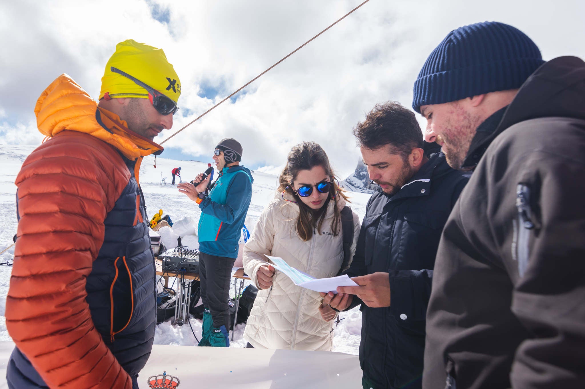 La estación superior del teleférico de Fuente Dé fue el escenario de la VIII edición de la Picos Snow Run, organizada por Picos Xtreme. Un total de 82 participantes corrieron con raquetas de nieve en un circuito de 8,5 kilómetros y 400 metros de desnivel positivo. Lucía Ibáñez y Diego Cotera se coronaron campeones. El ganador de la prueba masculina fue el asturiano Diego Cotera, que cruzó la línea de meta en 0:57:10, tan solo 40 segundos antes que el cántabro Marcos Santiago, quien se alzaría con el cetro cántabro de la especialidad. Javier Peña se subió al tercer cajón con un tiempo de 0:58:33. En la categoría femenina, Lucía Ibáñez revalidó el título de Campeona de Cantabria 2020 ganando con solvencia en un tiempo de 1:04:30. Ana M Pilar Cayón quedó en segundo lugar con un tiempo de 1:16:36, mientras que Asun Ochoa cerraría el pódium con una marca de 1:17:40. Tras las pruebas oficiales se celebró una raquetada nocturna no competitiva en la que participaron más de 300 personas. 