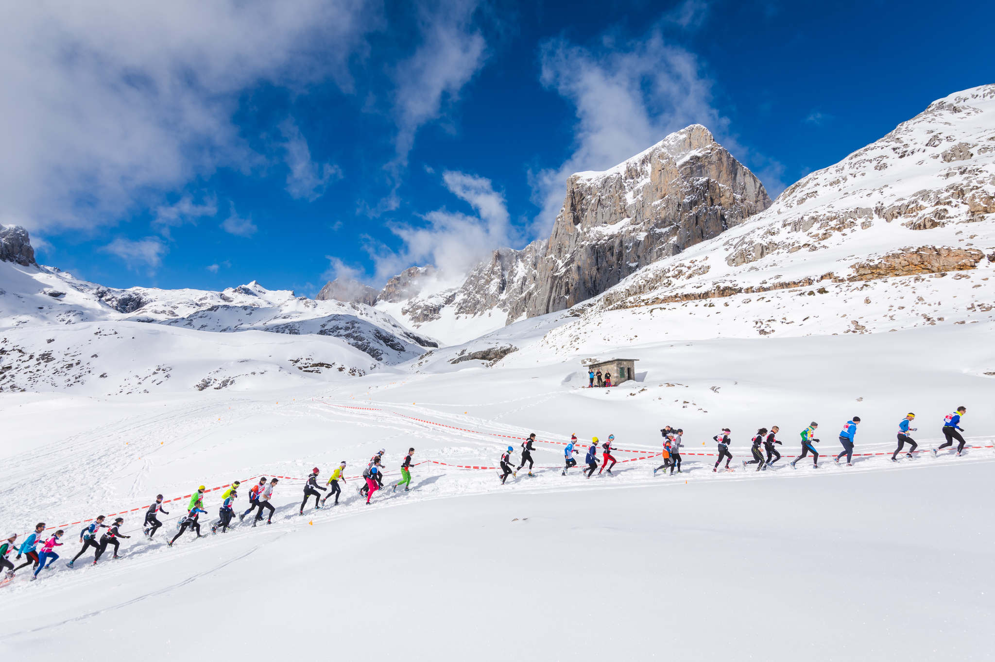 La estación superior del teleférico de Fuente Dé fue el escenario de la VIII edición de la Picos Snow Run, organizada por Picos Xtreme. Un total de 82 participantes corrieron con raquetas de nieve en un circuito de 8,5 kilómetros y 400 metros de desnivel positivo. Lucía Ibáñez y Diego Cotera se coronaron campeones. El ganador de la prueba masculina fue el asturiano Diego Cotera, que cruzó la línea de meta en 0:57:10, tan solo 40 segundos antes que el cántabro Marcos Santiago, quien se alzaría con el cetro cántabro de la especialidad. Javier Peña se subió al tercer cajón con un tiempo de 0:58:33. En la categoría femenina, Lucía Ibáñez revalidó el título de Campeona de Cantabria 2020 ganando con solvencia en un tiempo de 1:04:30. Ana M Pilar Cayón quedó en segundo lugar con un tiempo de 1:16:36, mientras que Asun Ochoa cerraría el pódium con una marca de 1:17:40. Tras las pruebas oficiales se celebró una raquetada nocturna no competitiva en la que participaron más de 300 personas. 