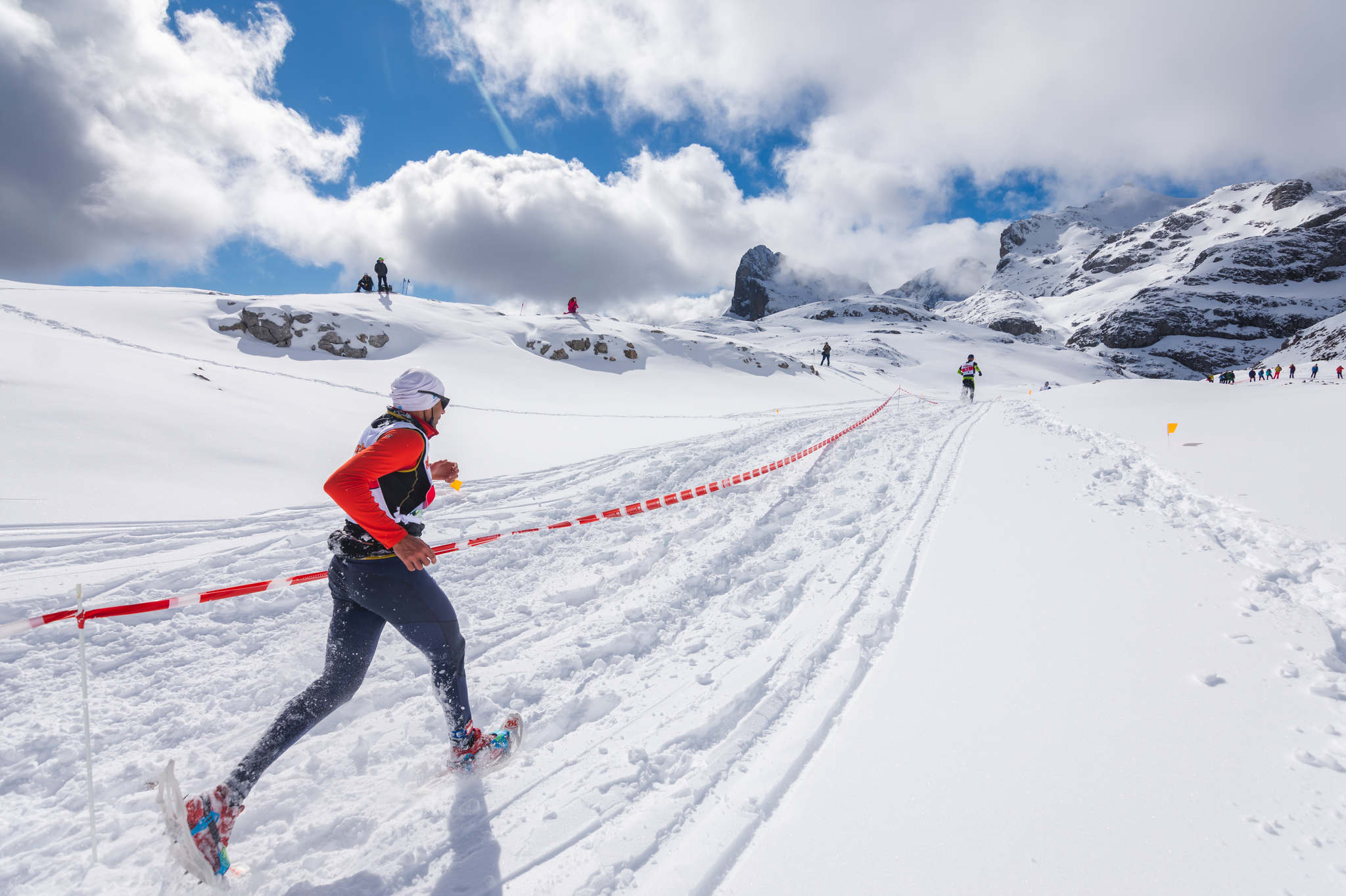 La estación superior del teleférico de Fuente Dé fue el escenario de la VIII edición de la Picos Snow Run, organizada por Picos Xtreme. Un total de 82 participantes corrieron con raquetas de nieve en un circuito de 8,5 kilómetros y 400 metros de desnivel positivo. Lucía Ibáñez y Diego Cotera se coronaron campeones. El ganador de la prueba masculina fue el asturiano Diego Cotera, que cruzó la línea de meta en 0:57:10, tan solo 40 segundos antes que el cántabro Marcos Santiago, quien se alzaría con el cetro cántabro de la especialidad. Javier Peña se subió al tercer cajón con un tiempo de 0:58:33. En la categoría femenina, Lucía Ibáñez revalidó el título de Campeona de Cantabria 2020 ganando con solvencia en un tiempo de 1:04:30. Ana M Pilar Cayón quedó en segundo lugar con un tiempo de 1:16:36, mientras que Asun Ochoa cerraría el pódium con una marca de 1:17:40. Tras las pruebas oficiales se celebró una raquetada nocturna no competitiva en la que participaron más de 300 personas. 