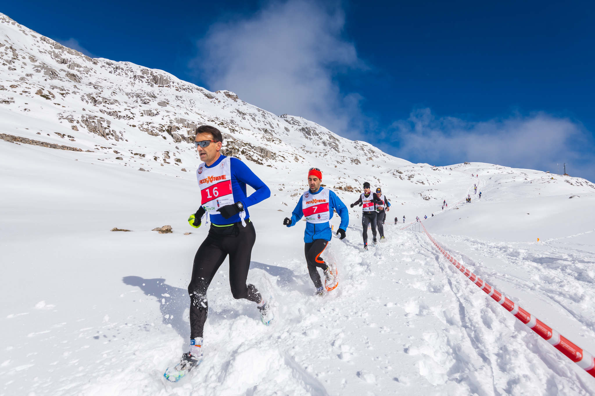 La estación superior del teleférico de Fuente Dé fue el escenario de la VIII edición de la Picos Snow Run, organizada por Picos Xtreme. Un total de 82 participantes corrieron con raquetas de nieve en un circuito de 8,5 kilómetros y 400 metros de desnivel positivo. Lucía Ibáñez y Diego Cotera se coronaron campeones. El ganador de la prueba masculina fue el asturiano Diego Cotera, que cruzó la línea de meta en 0:57:10, tan solo 40 segundos antes que el cántabro Marcos Santiago, quien se alzaría con el cetro cántabro de la especialidad. Javier Peña se subió al tercer cajón con un tiempo de 0:58:33. En la categoría femenina, Lucía Ibáñez revalidó el título de Campeona de Cantabria 2020 ganando con solvencia en un tiempo de 1:04:30. Ana M Pilar Cayón quedó en segundo lugar con un tiempo de 1:16:36, mientras que Asun Ochoa cerraría el pódium con una marca de 1:17:40. Tras las pruebas oficiales se celebró una raquetada nocturna no competitiva en la que participaron más de 300 personas. 