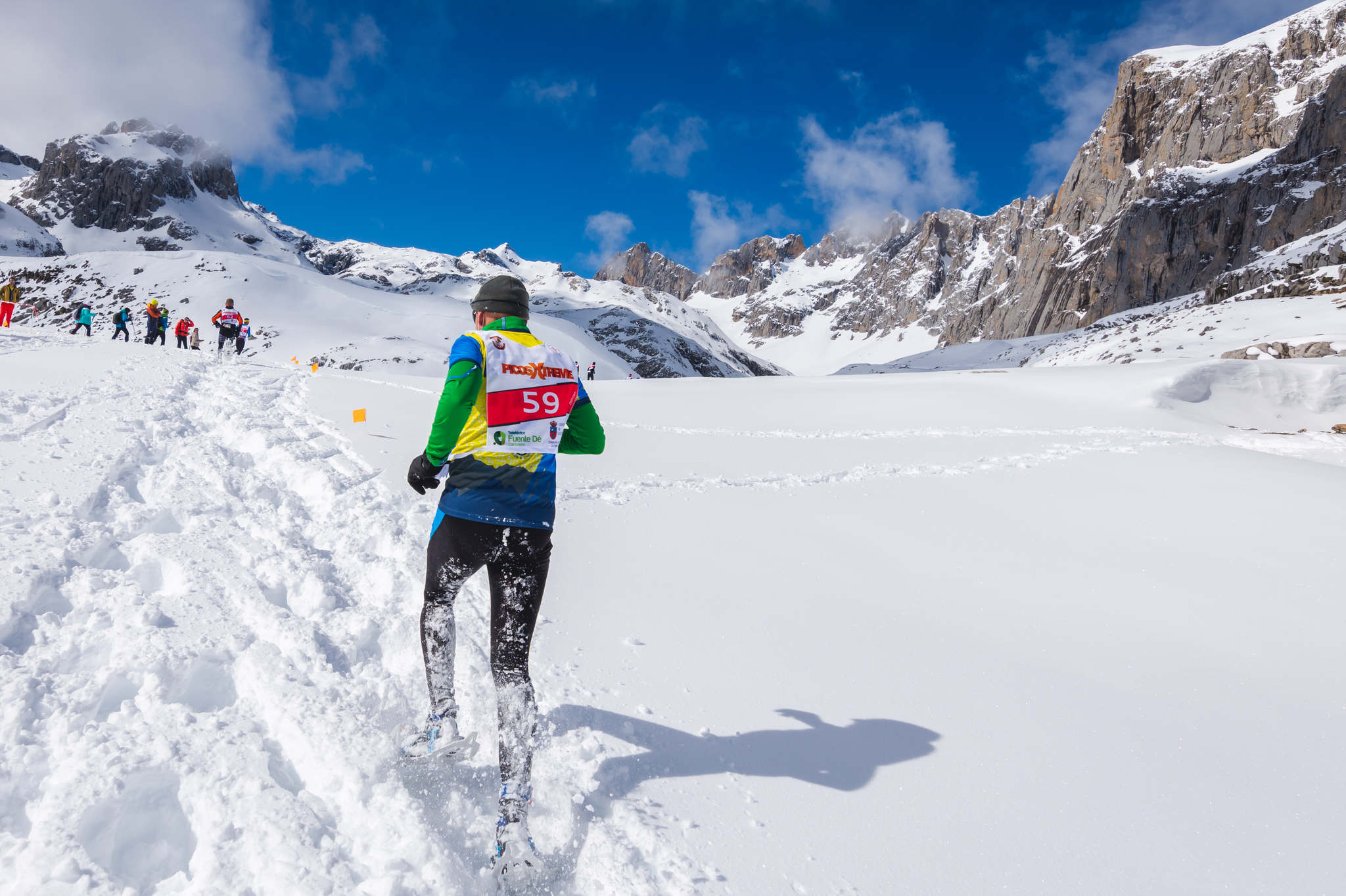 La estación superior del teleférico de Fuente Dé fue el escenario de la VIII edición de la Picos Snow Run, organizada por Picos Xtreme. Un total de 82 participantes corrieron con raquetas de nieve en un circuito de 8,5 kilómetros y 400 metros de desnivel positivo. Lucía Ibáñez y Diego Cotera se coronaron campeones. El ganador de la prueba masculina fue el asturiano Diego Cotera, que cruzó la línea de meta en 0:57:10, tan solo 40 segundos antes que el cántabro Marcos Santiago, quien se alzaría con el cetro cántabro de la especialidad. Javier Peña se subió al tercer cajón con un tiempo de 0:58:33. En la categoría femenina, Lucía Ibáñez revalidó el título de Campeona de Cantabria 2020 ganando con solvencia en un tiempo de 1:04:30. Ana M Pilar Cayón quedó en segundo lugar con un tiempo de 1:16:36, mientras que Asun Ochoa cerraría el pódium con una marca de 1:17:40. Tras las pruebas oficiales se celebró una raquetada nocturna no competitiva en la que participaron más de 300 personas. 