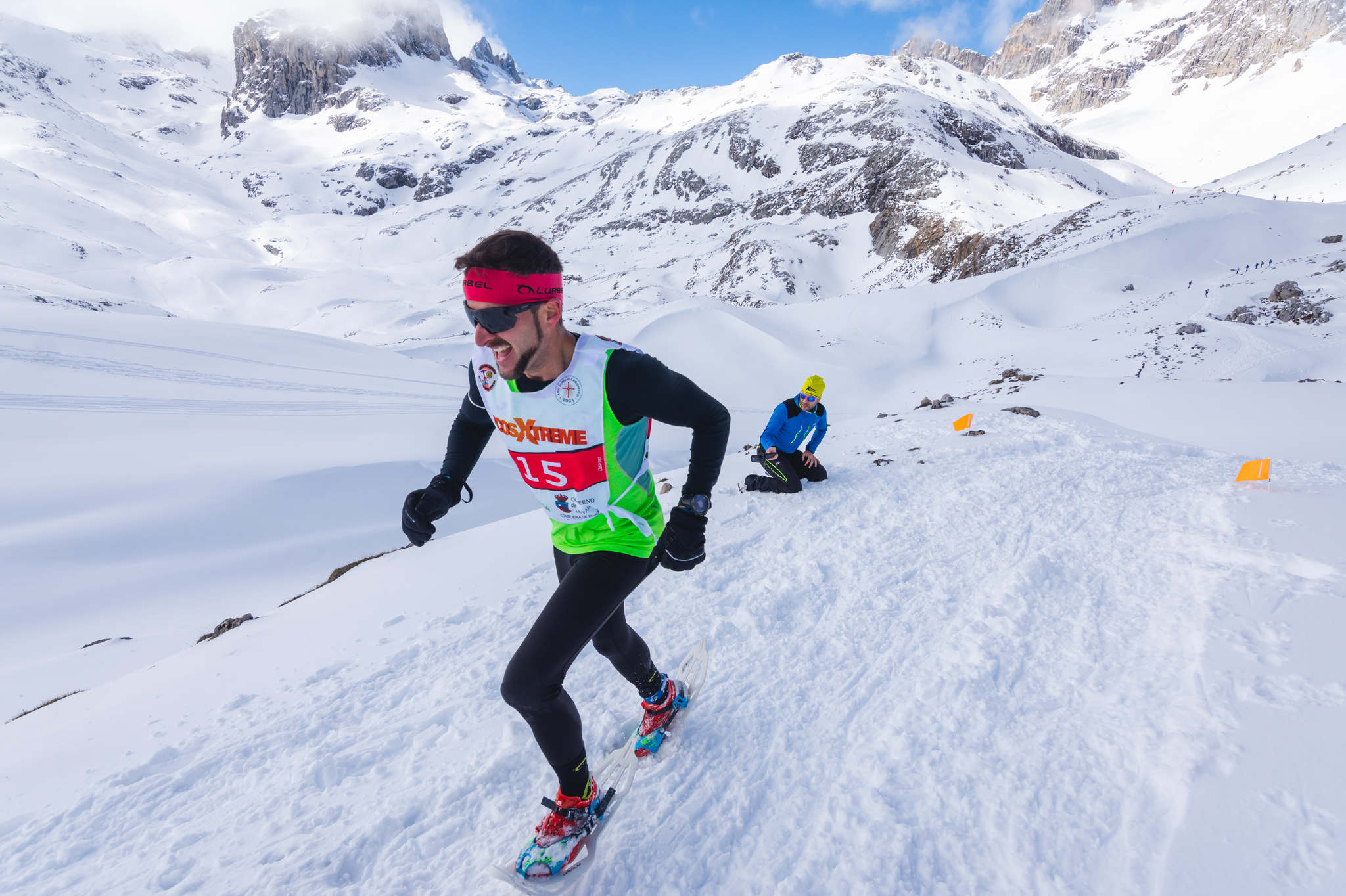 La estación superior del teleférico de Fuente Dé fue el escenario de la VIII edición de la Picos Snow Run, organizada por Picos Xtreme. Un total de 82 participantes corrieron con raquetas de nieve en un circuito de 8,5 kilómetros y 400 metros de desnivel positivo. Lucía Ibáñez y Diego Cotera se coronaron campeones. El ganador de la prueba masculina fue el asturiano Diego Cotera, que cruzó la línea de meta en 0:57:10, tan solo 40 segundos antes que el cántabro Marcos Santiago, quien se alzaría con el cetro cántabro de la especialidad. Javier Peña se subió al tercer cajón con un tiempo de 0:58:33. En la categoría femenina, Lucía Ibáñez revalidó el título de Campeona de Cantabria 2020 ganando con solvencia en un tiempo de 1:04:30. Ana M Pilar Cayón quedó en segundo lugar con un tiempo de 1:16:36, mientras que Asun Ochoa cerraría el pódium con una marca de 1:17:40. Tras las pruebas oficiales se celebró una raquetada nocturna no competitiva en la que participaron más de 300 personas. 