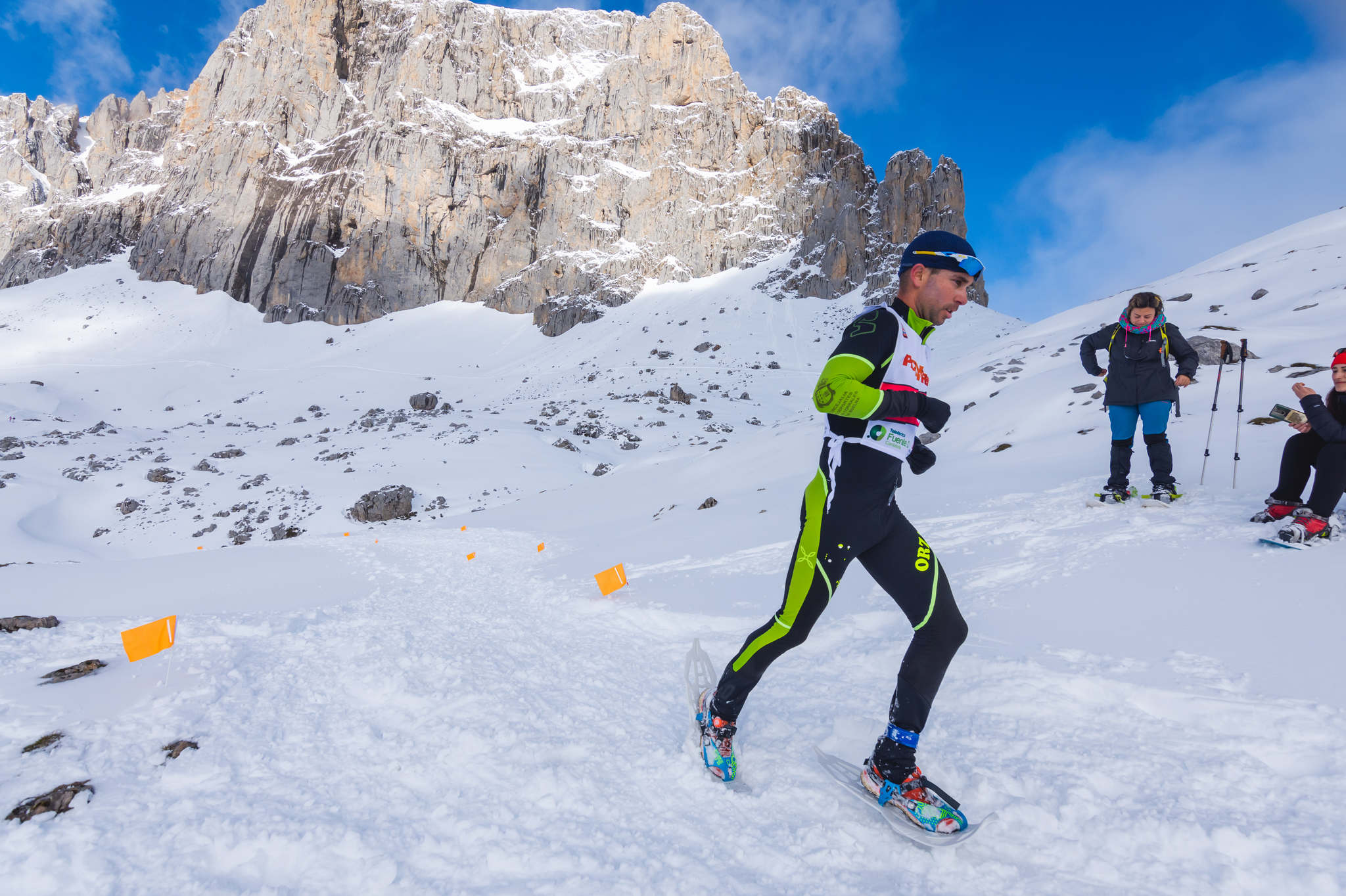 La estación superior del teleférico de Fuente Dé fue el escenario de la VIII edición de la Picos Snow Run, organizada por Picos Xtreme. Un total de 82 participantes corrieron con raquetas de nieve en un circuito de 8,5 kilómetros y 400 metros de desnivel positivo. Lucía Ibáñez y Diego Cotera se coronaron campeones. El ganador de la prueba masculina fue el asturiano Diego Cotera, que cruzó la línea de meta en 0:57:10, tan solo 40 segundos antes que el cántabro Marcos Santiago, quien se alzaría con el cetro cántabro de la especialidad. Javier Peña se subió al tercer cajón con un tiempo de 0:58:33. En la categoría femenina, Lucía Ibáñez revalidó el título de Campeona de Cantabria 2020 ganando con solvencia en un tiempo de 1:04:30. Ana M Pilar Cayón quedó en segundo lugar con un tiempo de 1:16:36, mientras que Asun Ochoa cerraría el pódium con una marca de 1:17:40. Tras las pruebas oficiales se celebró una raquetada nocturna no competitiva en la que participaron más de 300 personas. 