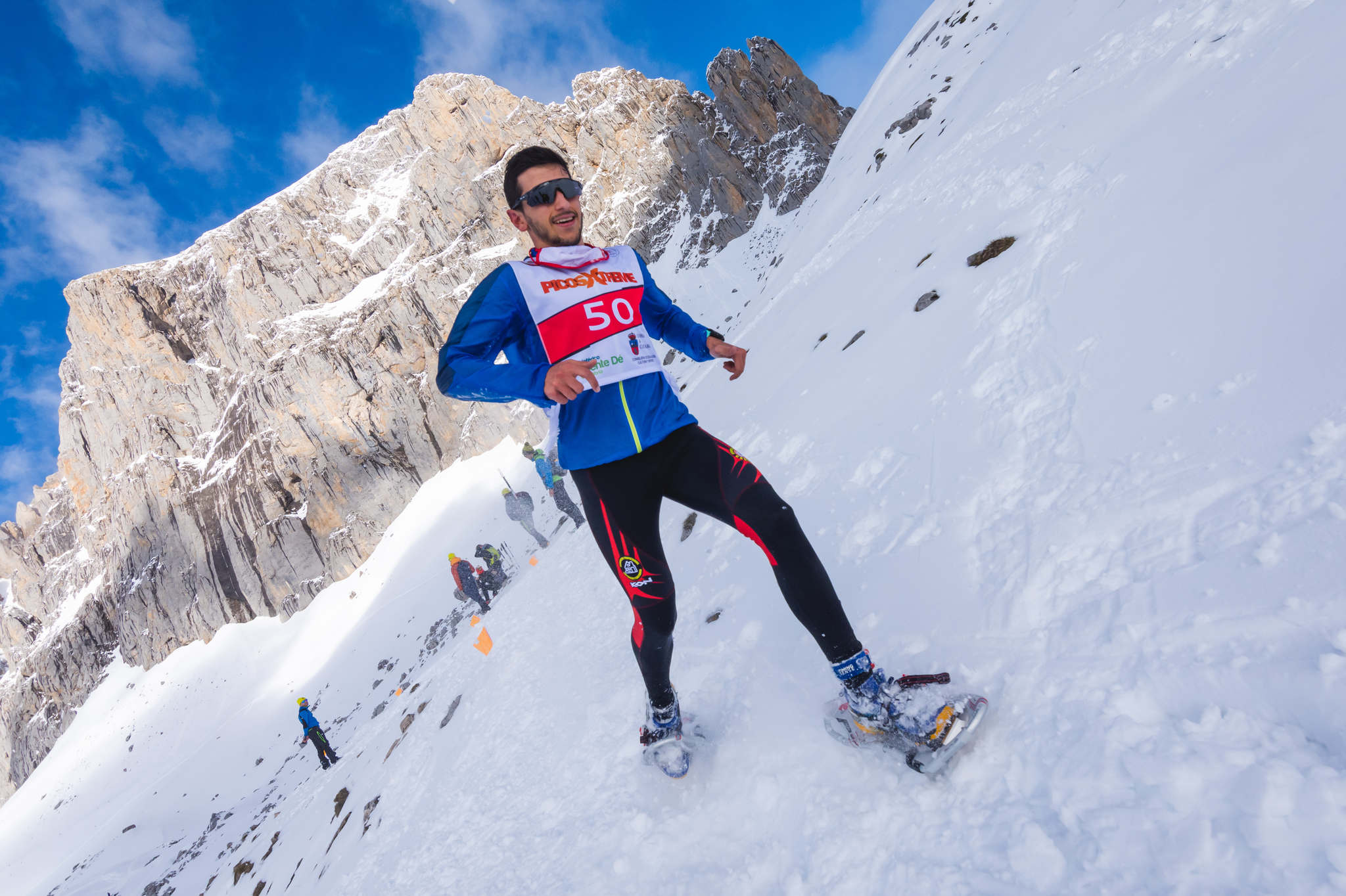 La estación superior del teleférico de Fuente Dé fue el escenario de la VIII edición de la Picos Snow Run, organizada por Picos Xtreme. Un total de 82 participantes corrieron con raquetas de nieve en un circuito de 8,5 kilómetros y 400 metros de desnivel positivo. Lucía Ibáñez y Diego Cotera se coronaron campeones. El ganador de la prueba masculina fue el asturiano Diego Cotera, que cruzó la línea de meta en 0:57:10, tan solo 40 segundos antes que el cántabro Marcos Santiago, quien se alzaría con el cetro cántabro de la especialidad. Javier Peña se subió al tercer cajón con un tiempo de 0:58:33. En la categoría femenina, Lucía Ibáñez revalidó el título de Campeona de Cantabria 2020 ganando con solvencia en un tiempo de 1:04:30. Ana M Pilar Cayón quedó en segundo lugar con un tiempo de 1:16:36, mientras que Asun Ochoa cerraría el pódium con una marca de 1:17:40. Tras las pruebas oficiales se celebró una raquetada nocturna no competitiva en la que participaron más de 300 personas. 