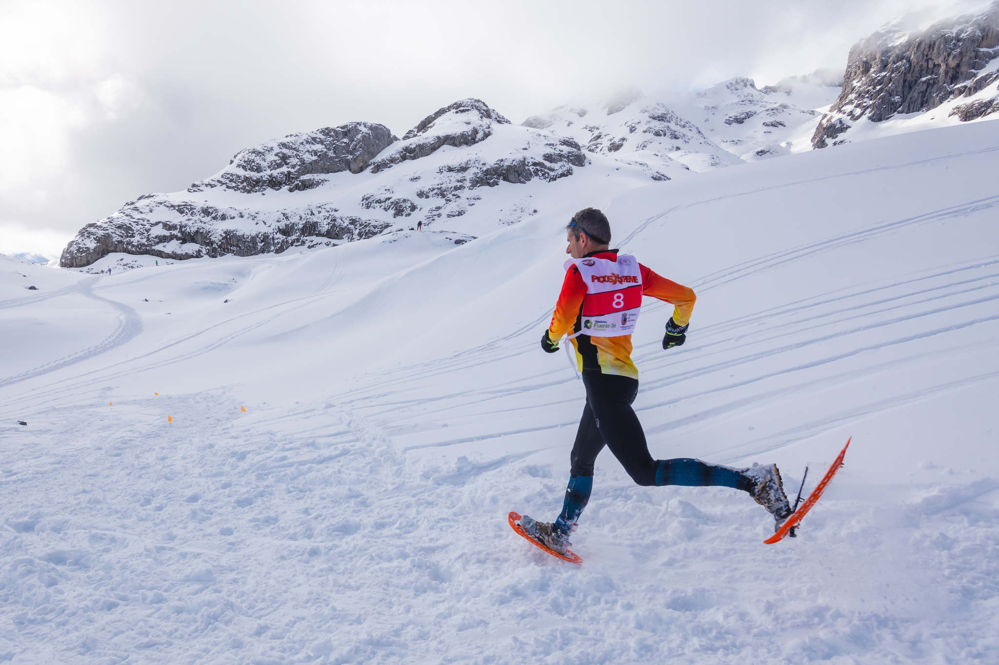 La estación superior del teleférico de Fuente Dé fue el escenario de la VIII edición de la Picos Snow Run, organizada por Picos Xtreme. Un total de 82 participantes corrieron con raquetas de nieve en un circuito de 8,5 kilómetros y 400 metros de desnivel positivo. Lucía Ibáñez y Diego Cotera se coronaron campeones. El ganador de la prueba masculina fue el asturiano Diego Cotera, que cruzó la línea de meta en 0:57:10, tan solo 40 segundos antes que el cántabro Marcos Santiago, quien se alzaría con el cetro cántabro de la especialidad. Javier Peña se subió al tercer cajón con un tiempo de 0:58:33. En la categoría femenina, Lucía Ibáñez revalidó el título de Campeona de Cantabria 2020 ganando con solvencia en un tiempo de 1:04:30. Ana M Pilar Cayón quedó en segundo lugar con un tiempo de 1:16:36, mientras que Asun Ochoa cerraría el pódium con una marca de 1:17:40. Tras las pruebas oficiales se celebró una raquetada nocturna no competitiva en la que participaron más de 300 personas. 