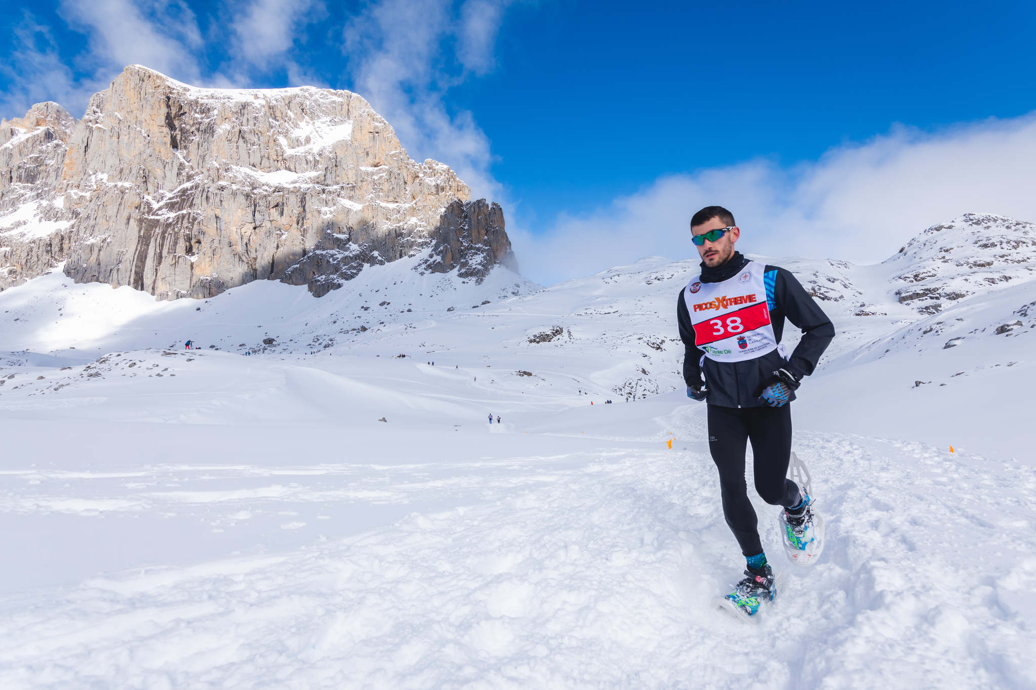 La estación superior del teleférico de Fuente Dé fue el escenario de la VIII edición de la Picos Snow Run, organizada por Picos Xtreme. Un total de 82 participantes corrieron con raquetas de nieve en un circuito de 8,5 kilómetros y 400 metros de desnivel positivo. Lucía Ibáñez y Diego Cotera se coronaron campeones. El ganador de la prueba masculina fue el asturiano Diego Cotera, que cruzó la línea de meta en 0:57:10, tan solo 40 segundos antes que el cántabro Marcos Santiago, quien se alzaría con el cetro cántabro de la especialidad. Javier Peña se subió al tercer cajón con un tiempo de 0:58:33. En la categoría femenina, Lucía Ibáñez revalidó el título de Campeona de Cantabria 2020 ganando con solvencia en un tiempo de 1:04:30. Ana M Pilar Cayón quedó en segundo lugar con un tiempo de 1:16:36, mientras que Asun Ochoa cerraría el pódium con una marca de 1:17:40. Tras las pruebas oficiales se celebró una raquetada nocturna no competitiva en la que participaron más de 300 personas. 