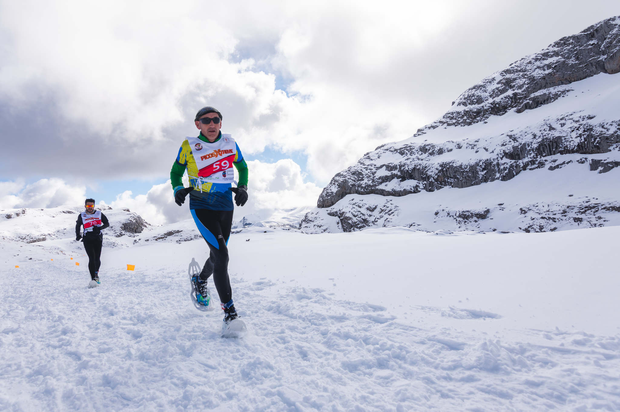 La estación superior del teleférico de Fuente Dé fue el escenario de la VIII edición de la Picos Snow Run, organizada por Picos Xtreme. Un total de 82 participantes corrieron con raquetas de nieve en un circuito de 8,5 kilómetros y 400 metros de desnivel positivo. Lucía Ibáñez y Diego Cotera se coronaron campeones. El ganador de la prueba masculina fue el asturiano Diego Cotera, que cruzó la línea de meta en 0:57:10, tan solo 40 segundos antes que el cántabro Marcos Santiago, quien se alzaría con el cetro cántabro de la especialidad. Javier Peña se subió al tercer cajón con un tiempo de 0:58:33. En la categoría femenina, Lucía Ibáñez revalidó el título de Campeona de Cantabria 2020 ganando con solvencia en un tiempo de 1:04:30. Ana M Pilar Cayón quedó en segundo lugar con un tiempo de 1:16:36, mientras que Asun Ochoa cerraría el pódium con una marca de 1:17:40. Tras las pruebas oficiales se celebró una raquetada nocturna no competitiva en la que participaron más de 300 personas. 