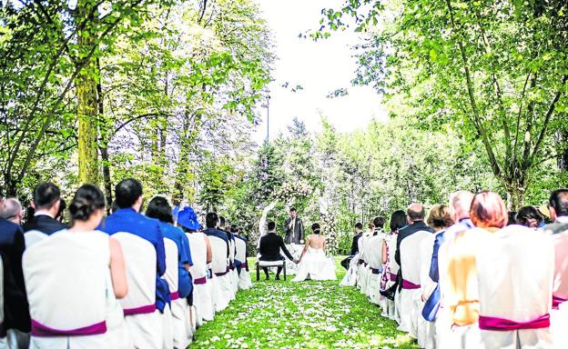 Imagen. Los exteriores del hotel están rodeados de amplios jardines con árboles centenarios donde los novios pueden celebrar la ceremonia civil. 