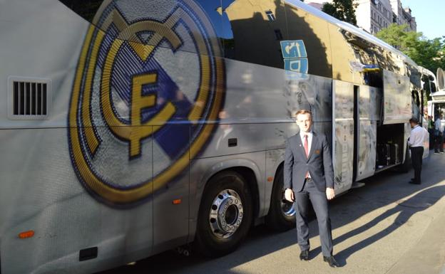 Imagen principal - Arriba, posando con el autobús del Real Madrid, que se hospedó en su hotel en 2018. Abajo, Sergiy en el hall del hotel y sosteniendo una de sus especialidades, la tortilla de patata.