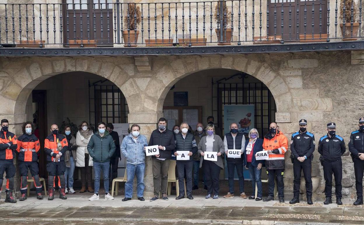 Representantes políticos de Camargo trasladan su rechazo a los ataques rusos, flanqueados por otros funcionarios del Ayuntamiento, este miércoles, en Muriedas. 