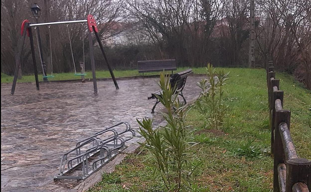 Parque infantil de Pomaluengo, donde algunos vecinos denunciaron la presencia de la planta. 