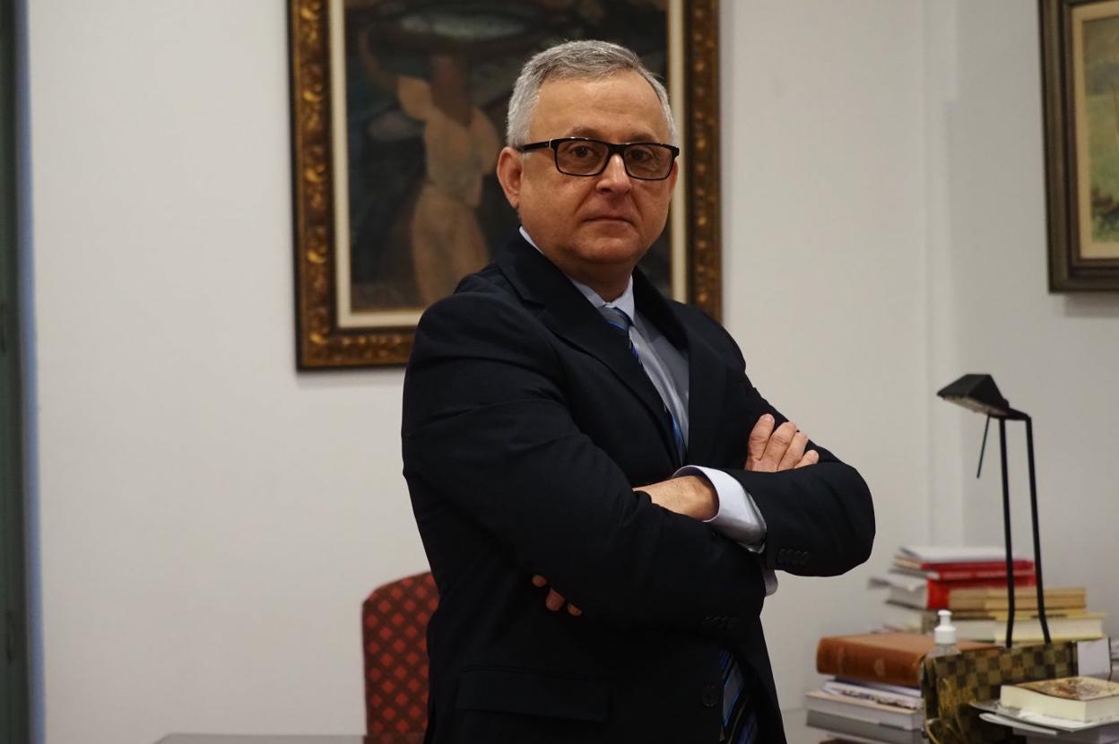 El abogado Roberto Veiga González posa antes de su conferencia, ayer, en el Ateneo de Santander. 