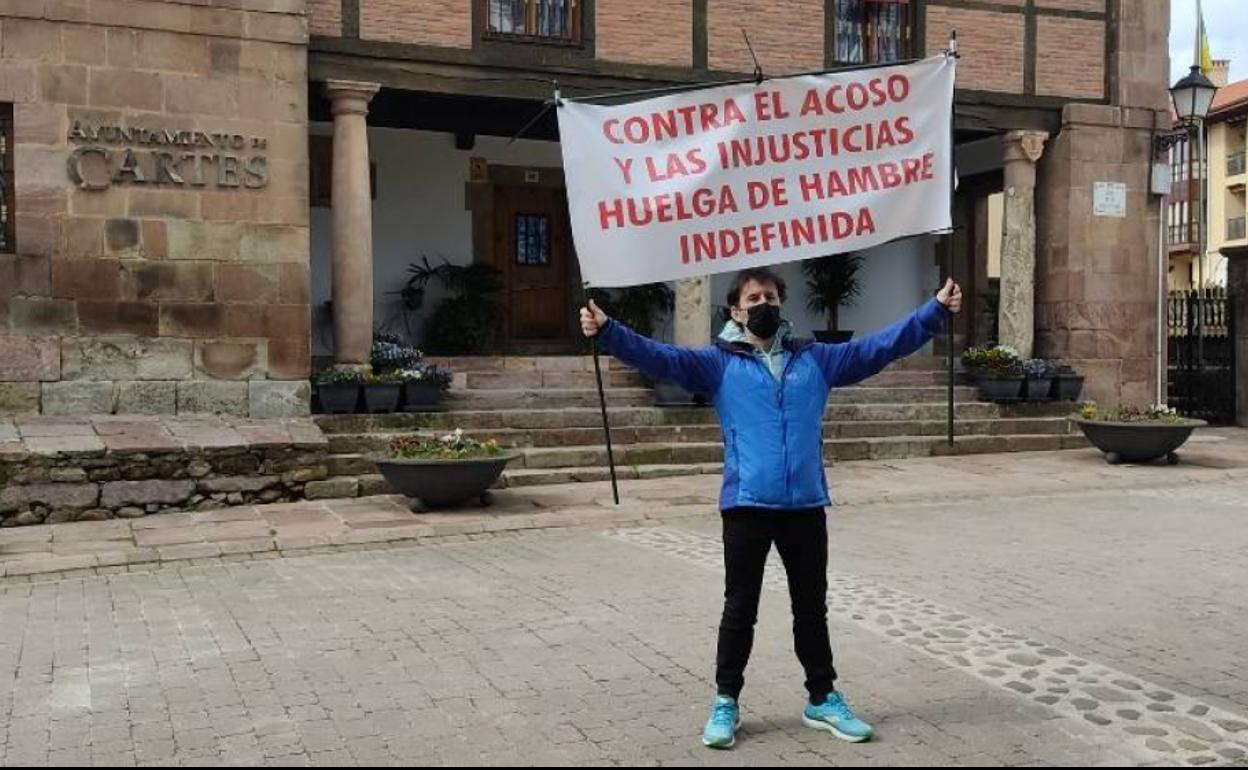 José Augusto Carral Canal ante el Ayuntamiento de Cartes.