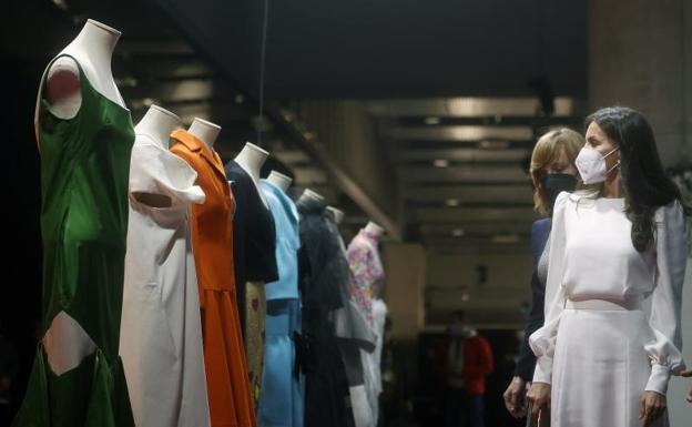 La Reina contempla alguno de los diseños de archivo expuestos en Ifema. 