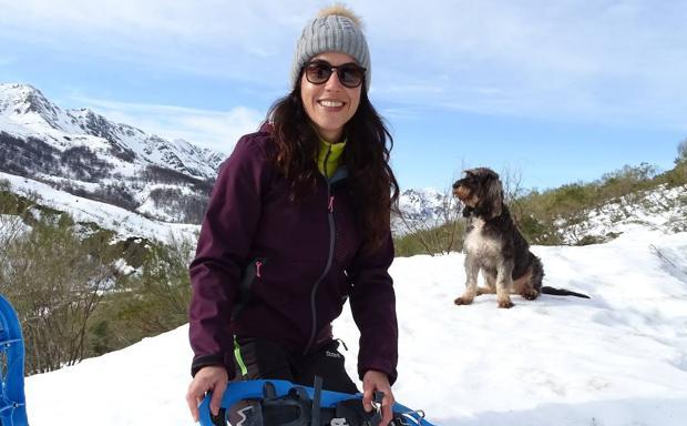 María García de ruta en raquetas de nieve.