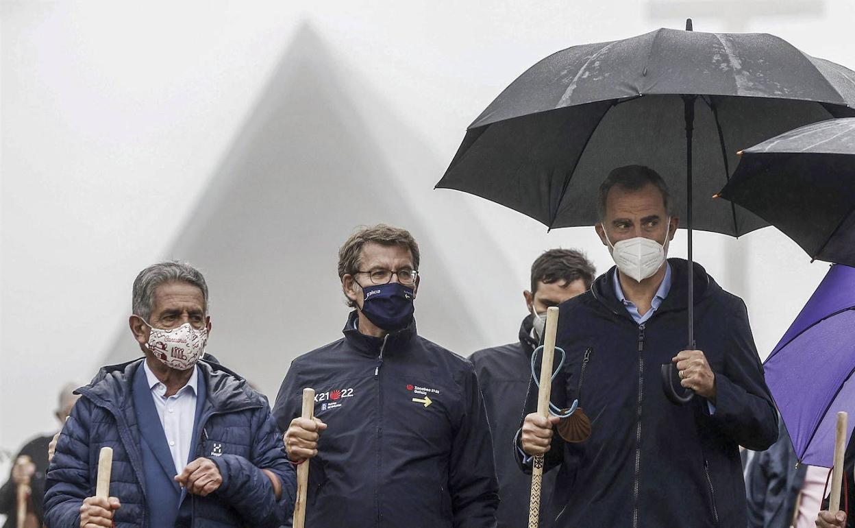 Revilla y Feijóo, con el rey Felipe VI en Roncesvalles el pasado verano.