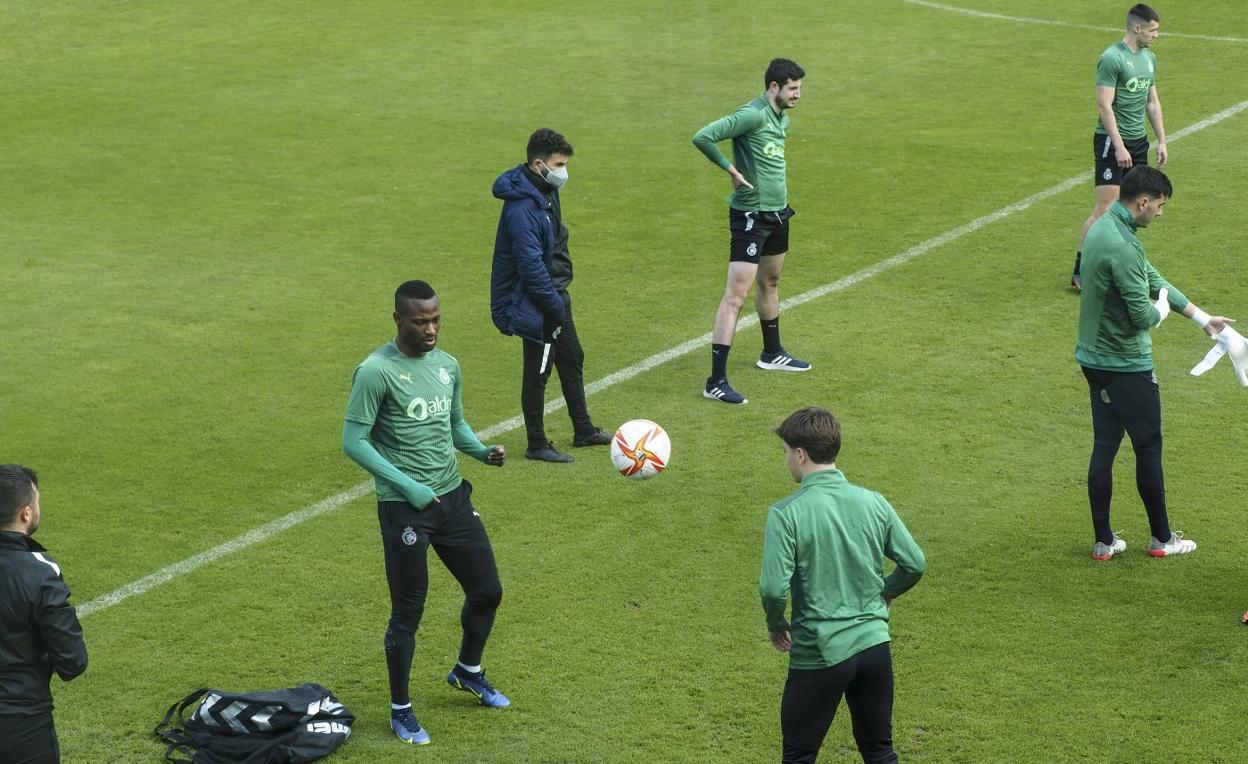 Cedric y Pablo Torre pelotean en un entrenamiento de esta semana en La Albericia. 