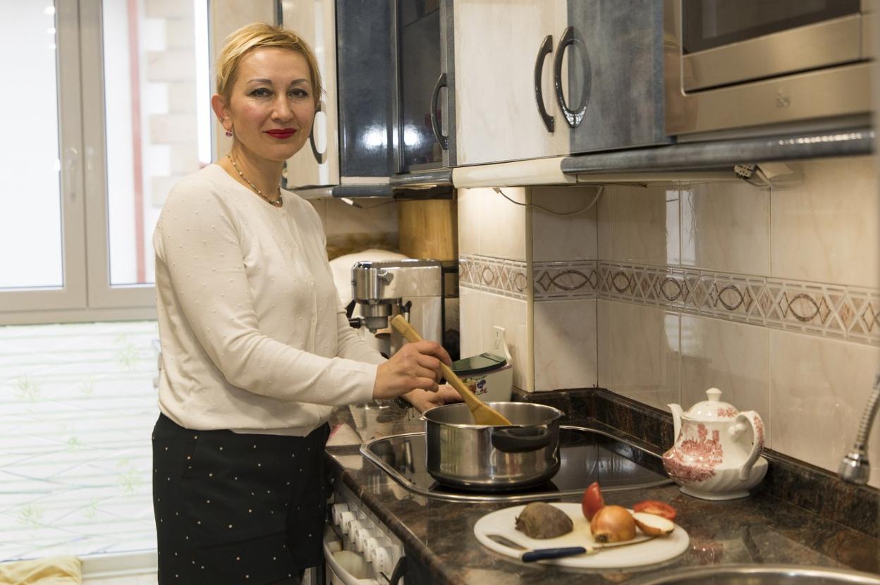 Tania Sadulayeva sigue cocinando en su casa de Liencres platos típicos de su país. 