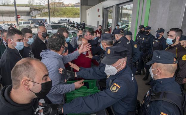 Tensión entre ganaderos y policías durante una protesta en Torrelavega