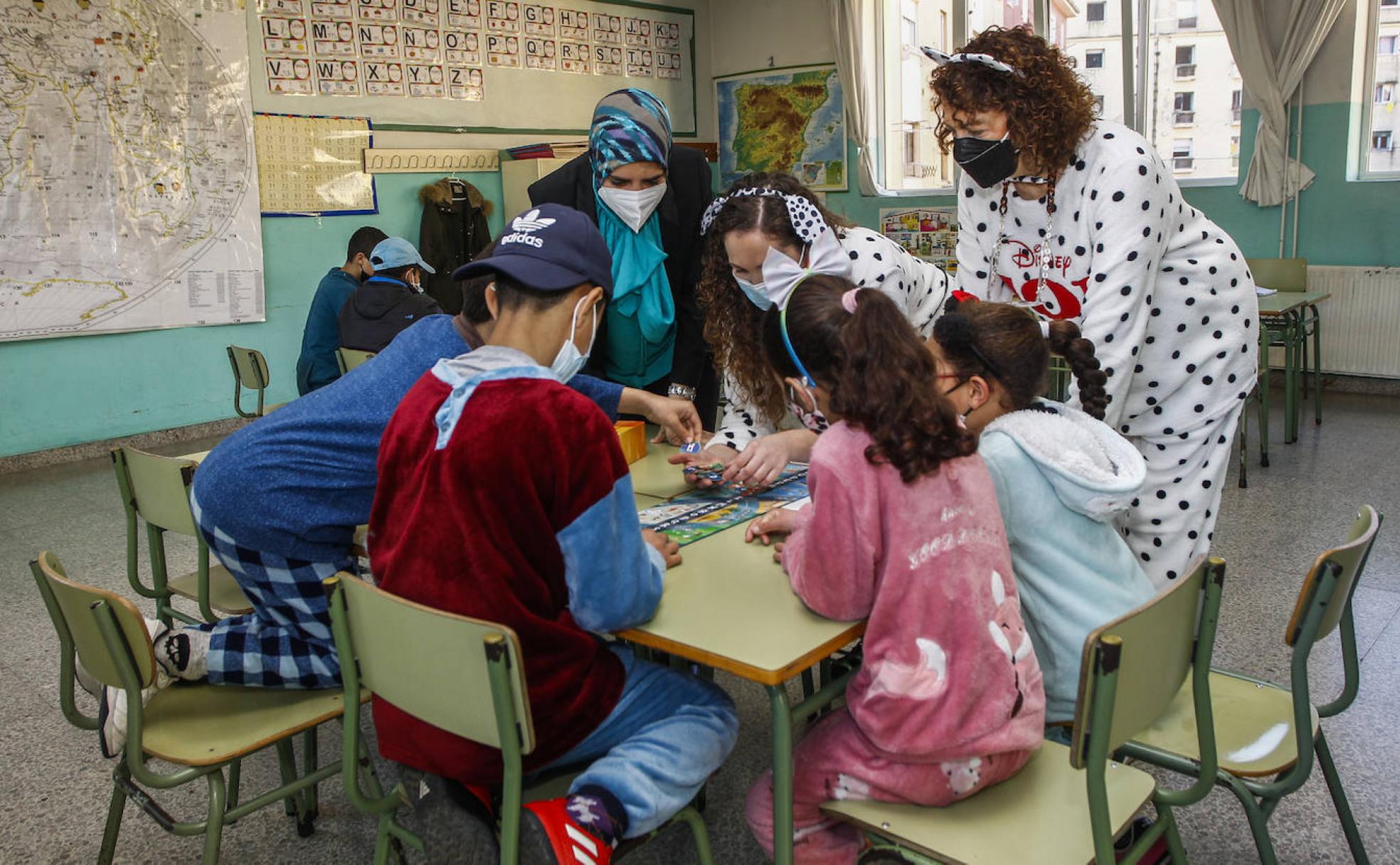 El juego y las dinámicas colaborativas son clave en las clases para el aprendizaje del español del CEIP José María de Pereda.