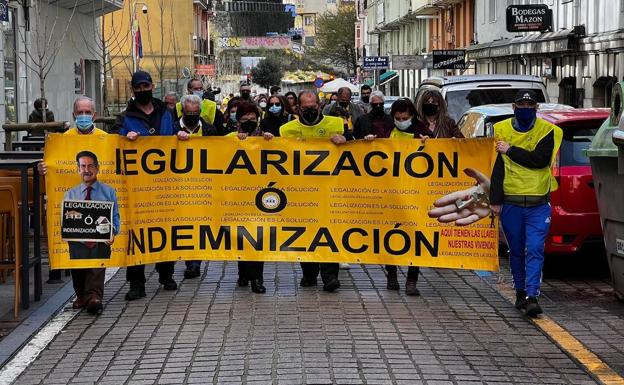 Los afectados por sentencias de derribo, pasando esta mañana por Peña Herbosa.