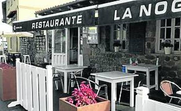 La Nogalea está junto a la carretera CA-180 de Cabezón de la Sal al puerto de Palombera. 