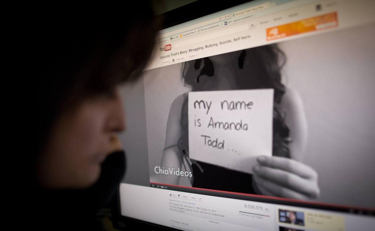 Vídeo que la muchacha canadiense Amanda Todd, de 15 años, grabó antes de suicidarse, desesperada por el «ciberbullying»