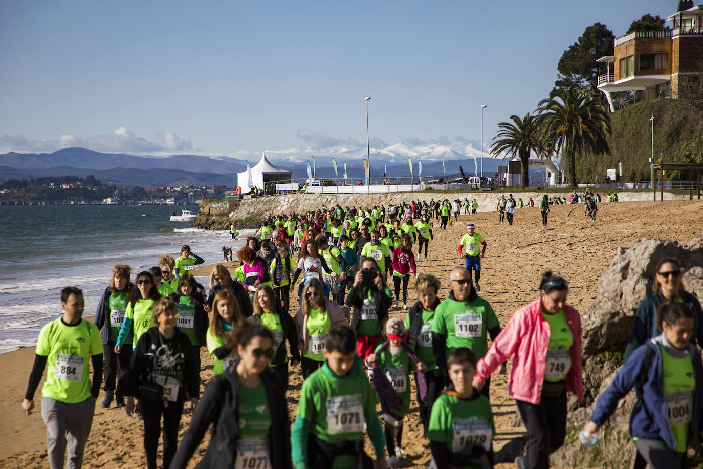 Santander ha celebrado este domingo el II Trail Solidario en apoyo a los enfermos de ELA, organizado por la asociación CanELA con la colaboración del Ayuntamiento. La prueba, concebida para todos públicos y cuya inscripción ha tenido un precio simbólico de 10 euros, ha arrancado a las 10.00 horas desde la playa de los Peligros y ha recorrido 6,5 kilómetros por la costa.