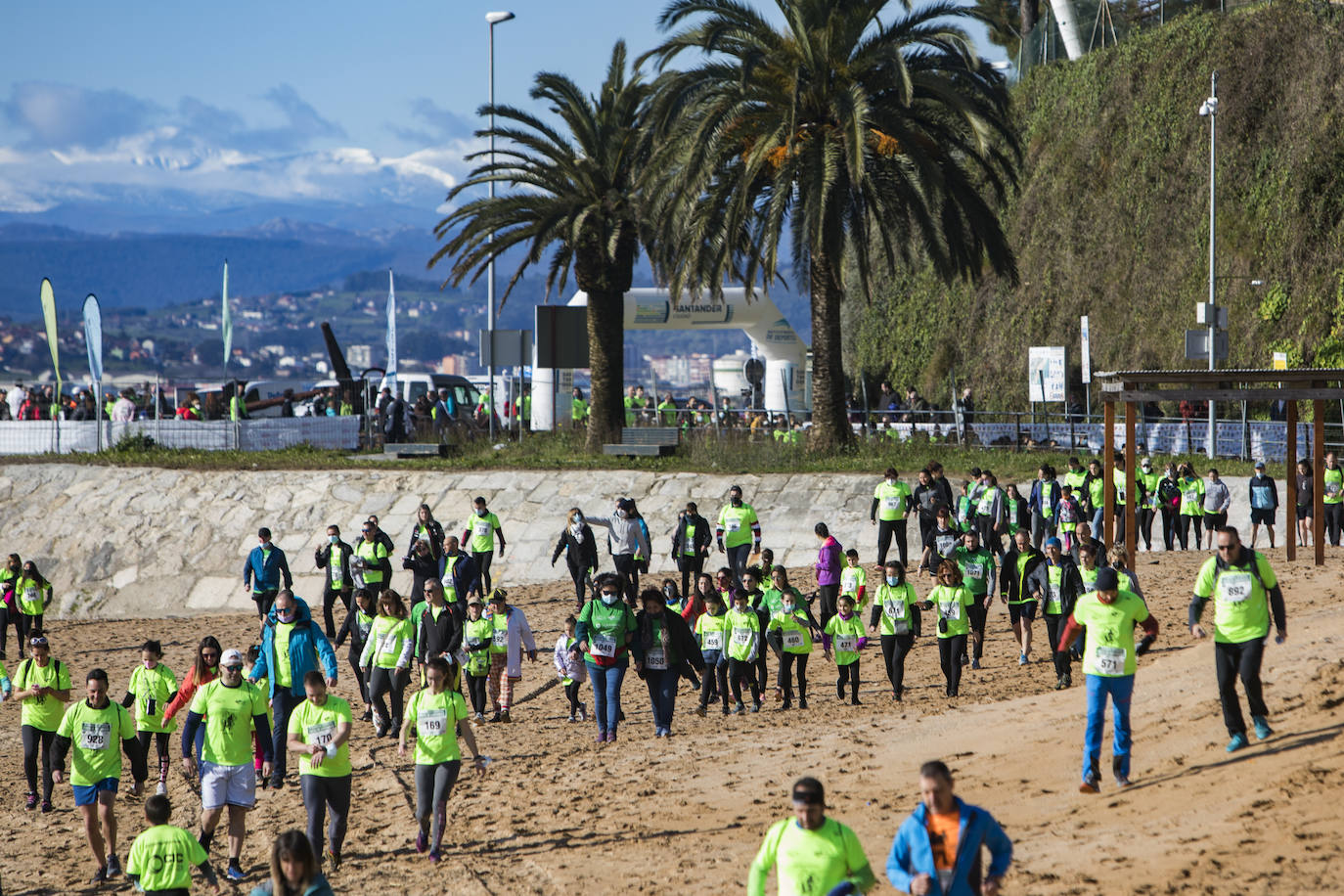 Santander ha celebrado este domingo el II Trail Solidario en apoyo a los enfermos de ELA, organizado por la asociación CanELA con la colaboración del Ayuntamiento. La prueba, concebida para todos públicos y cuya inscripción ha tenido un precio simbólico de 10 euros, ha arrancado a las 10.00 horas desde la playa de los Peligros y ha recorrido 6,5 kilómetros por la costa.