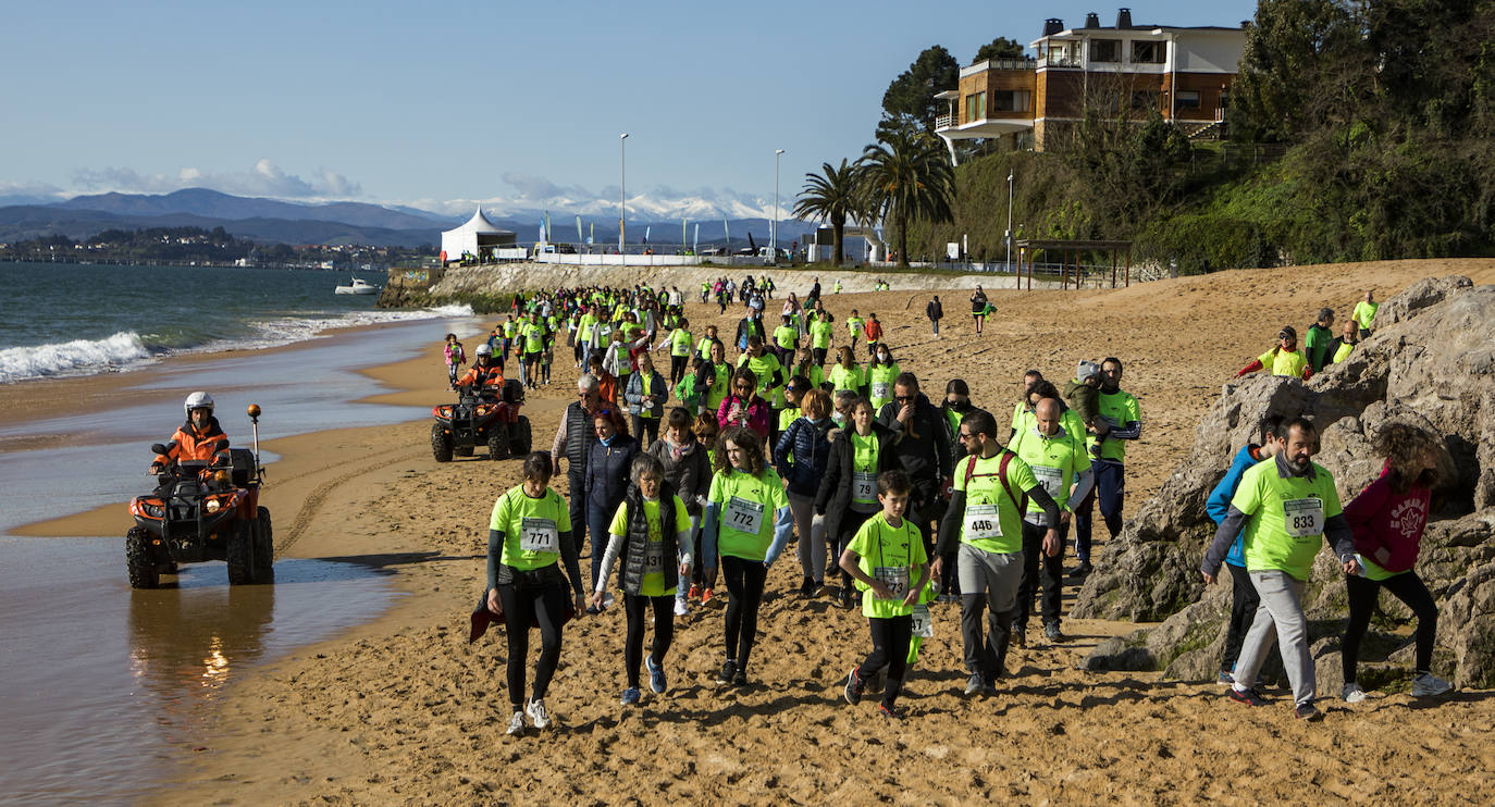 Santander ha celebrado este domingo el II Trail Solidario en apoyo a los enfermos de ELA, organizado por la asociación CanELA con la colaboración del Ayuntamiento. La prueba, concebida para todos públicos y cuya inscripción ha tenido un precio simbólico de 10 euros, ha arrancado a las 10.00 horas desde la playa de los Peligros y ha recorrido 6,5 kilómetros por la costa.