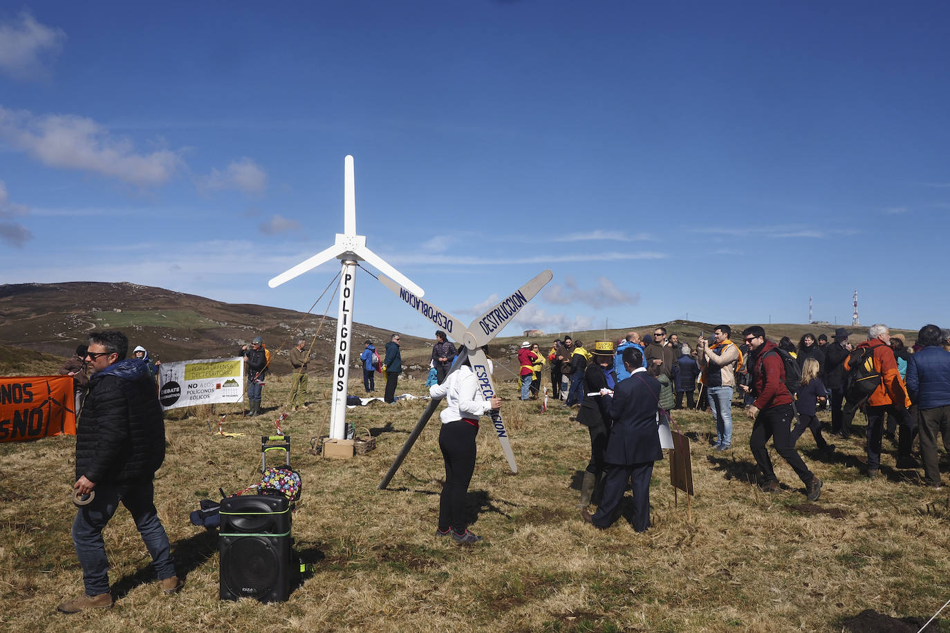 La Sierra del Escudo ha acogido este domingo una protesta contra el futuro parque eólico proyectado en este lugar, en la que grupos vecinales de los valles del centro y sur de Cantabria y la Montaña Palentina afectados por los eólicos han derribado con cuerdas réplicas 'caseras' de los molinos que se pretenden levantar en este paisaje.