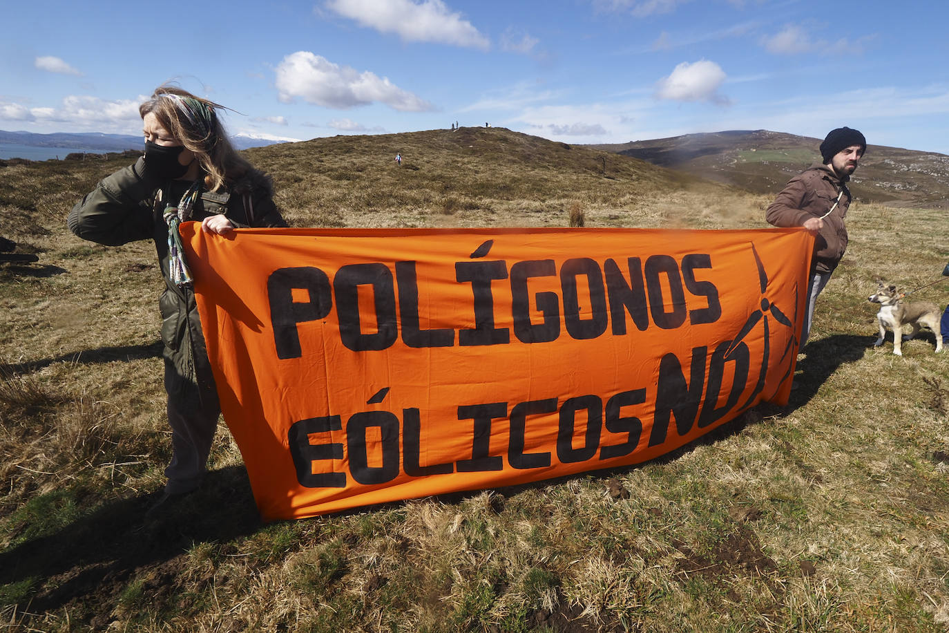 La Sierra del Escudo ha acogido este domingo una protesta contra el futuro parque eólico proyectado en este lugar, en la que grupos vecinales de los valles del centro y sur de Cantabria y la Montaña Palentina afectados por los eólicos han derribado con cuerdas réplicas 'caseras' de los molinos que se pretenden levantar en este paisaje.